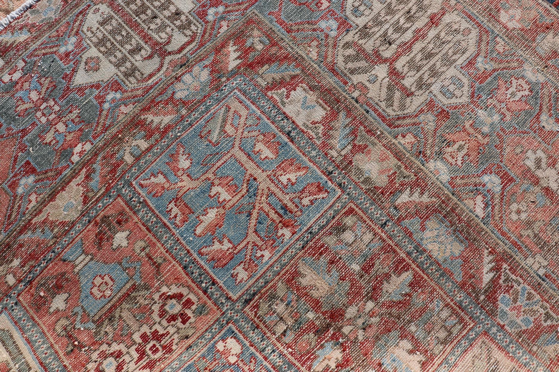 Grand tapis persan carré Bakhtiari avec motif de jardin sur toute sa surface en couleurs sourdes en vente 6