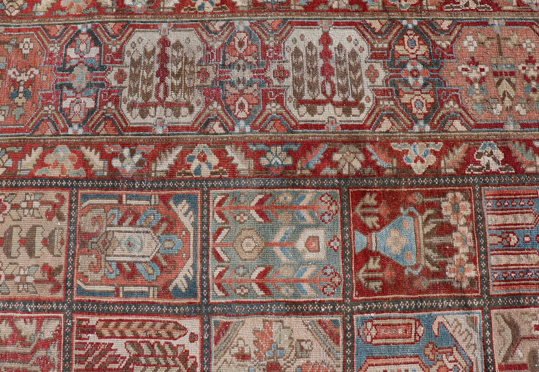 Grand tapis persan carré Bakhtiari avec motif de jardin sur toute sa surface en couleurs sourdes en vente 1