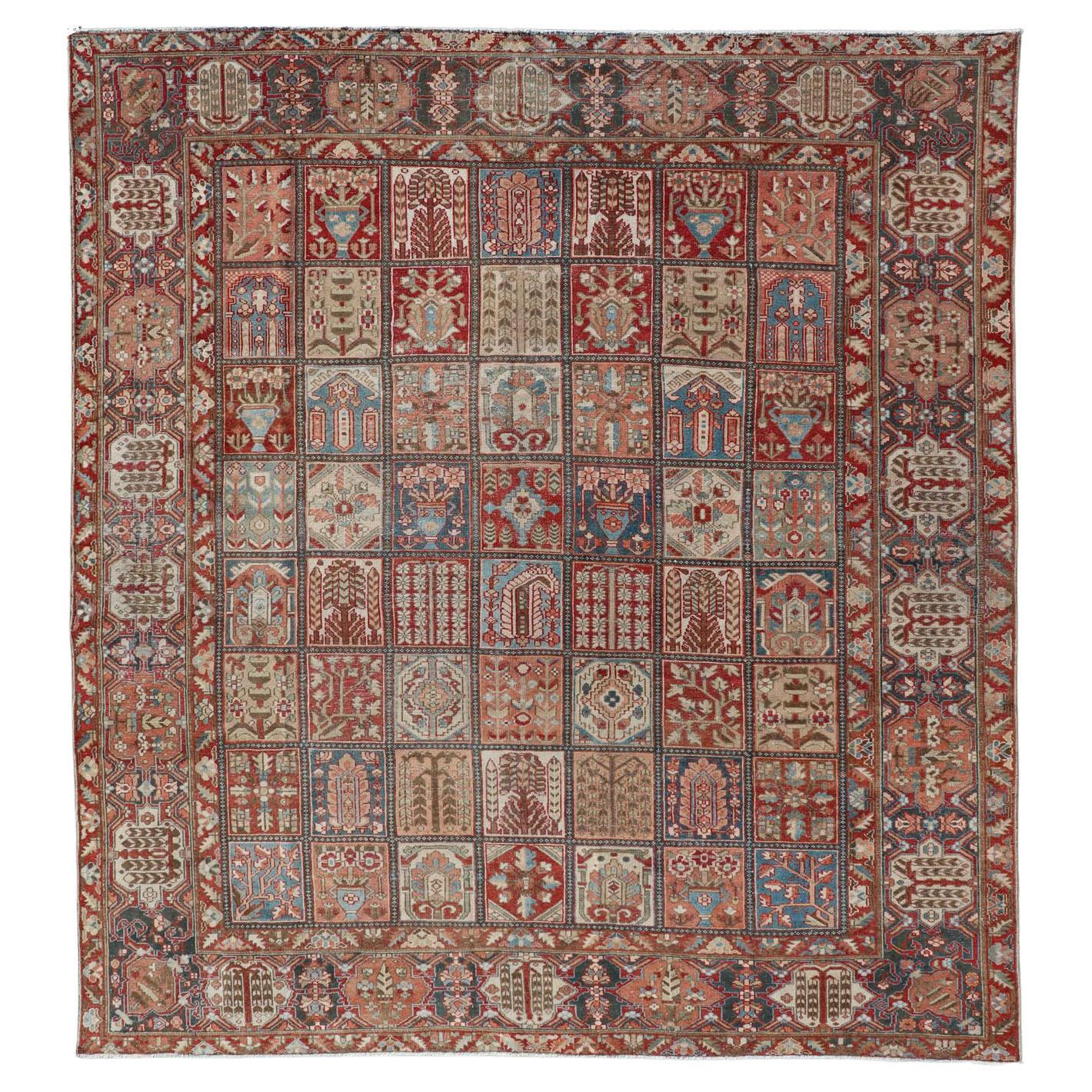 Quadratischer persischer Großer Bakhtiari-Teppich mit All-Over-Garten-Design in gedämpften Farben