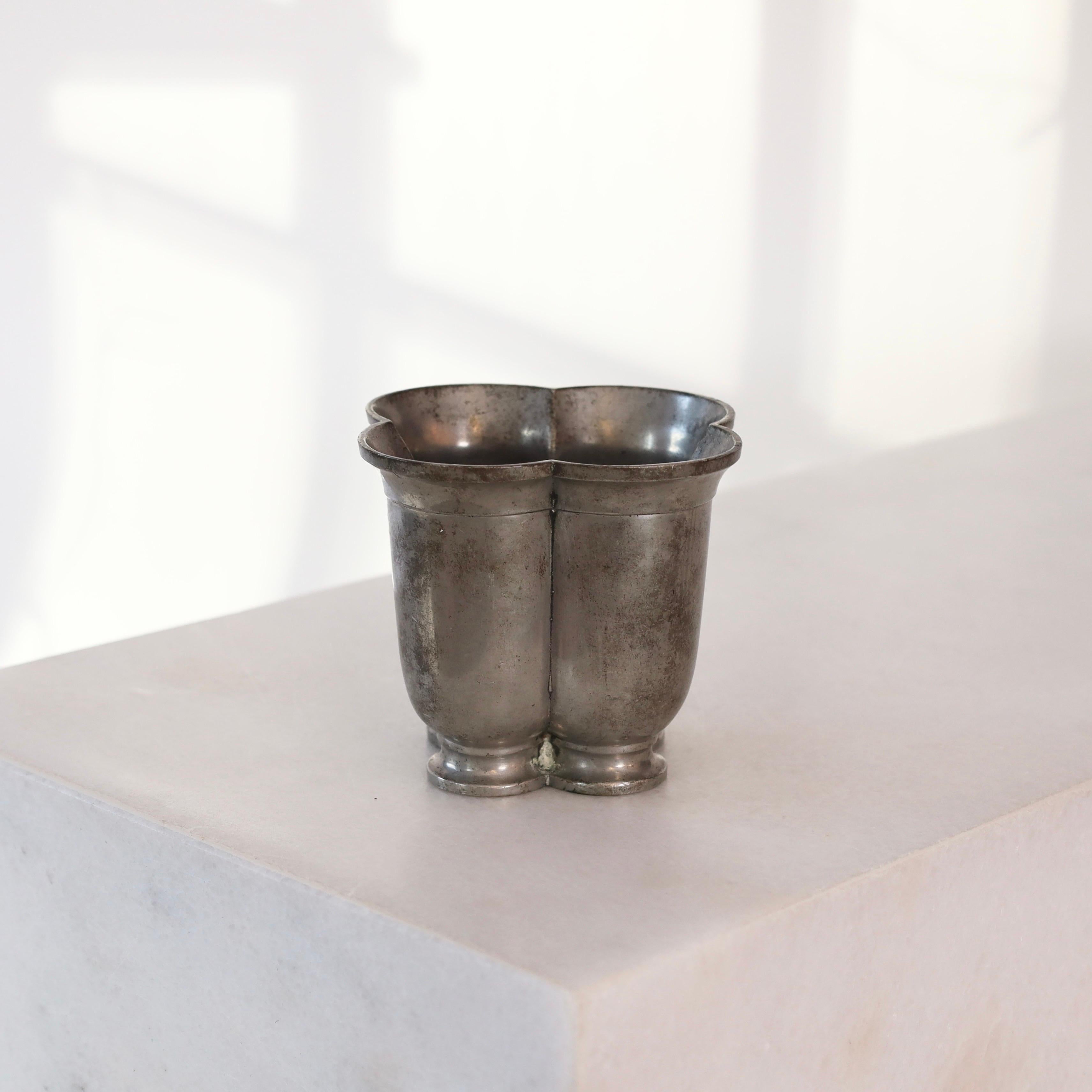 Inizio XX secolo Vaso quadrato in peltro di Just Andersen, anni '20, Danimarca in vendita