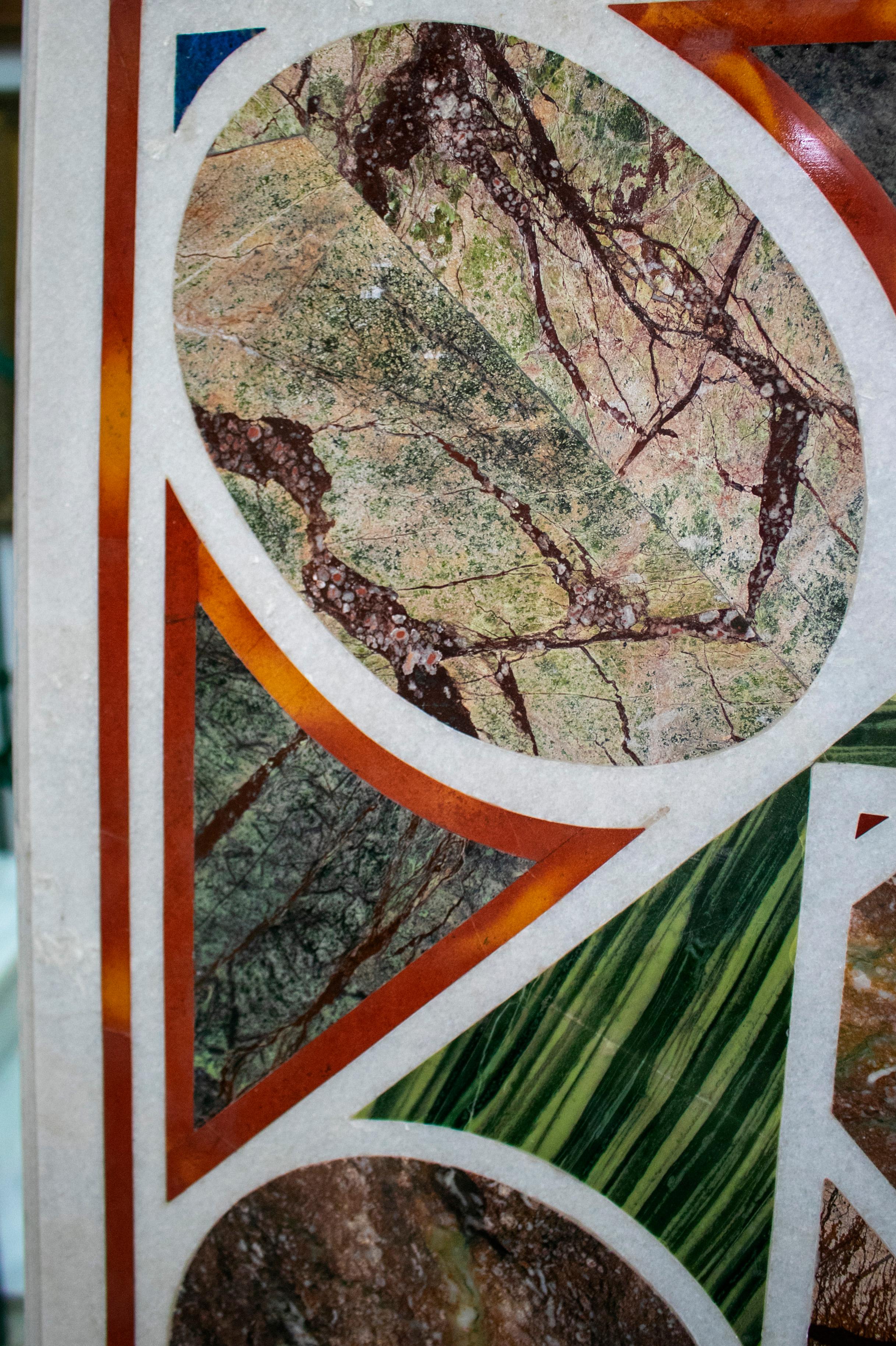 Mesa cuadrada Pietre Dure de mármol blanco y mosaico geométrico de lapislázuli en venta 4