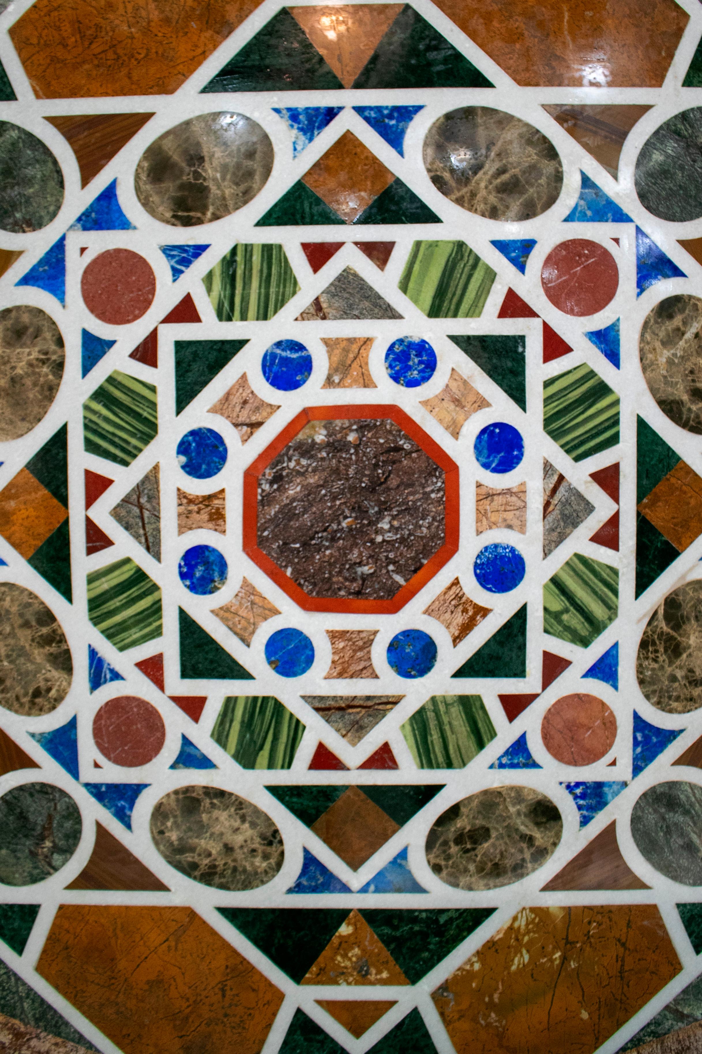 Quadratische Pietre Dure-Tischplatte aus weißem Marmor und Lapislazuli mit geometrischem Mosaik (Europäisch) im Angebot