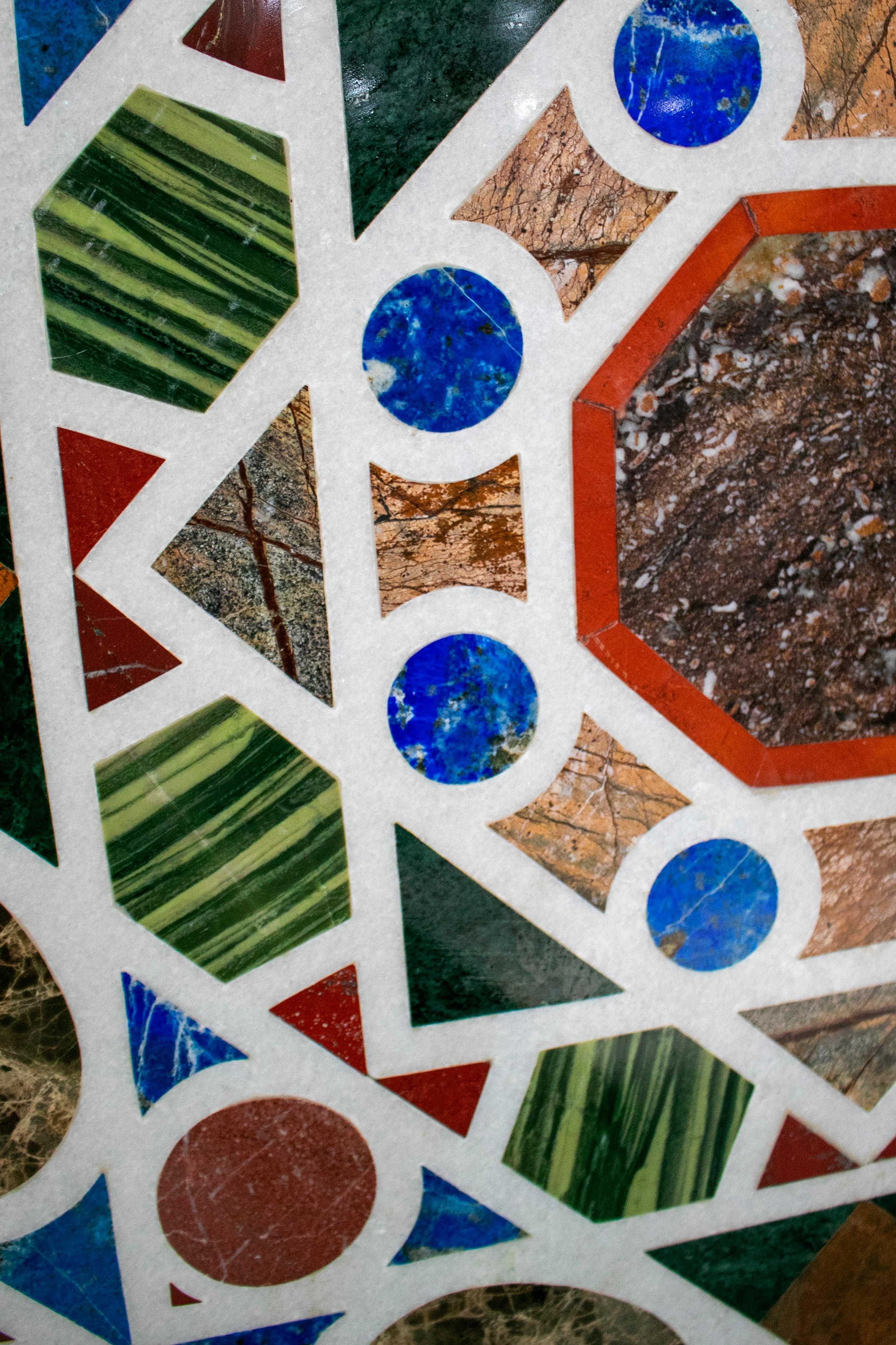 Quadratische Pietre Dure-Tischplatte aus weißem Marmor und Lapislazuli mit geometrischem Mosaik im Zustand „Gut“ im Angebot in Marbella, ES