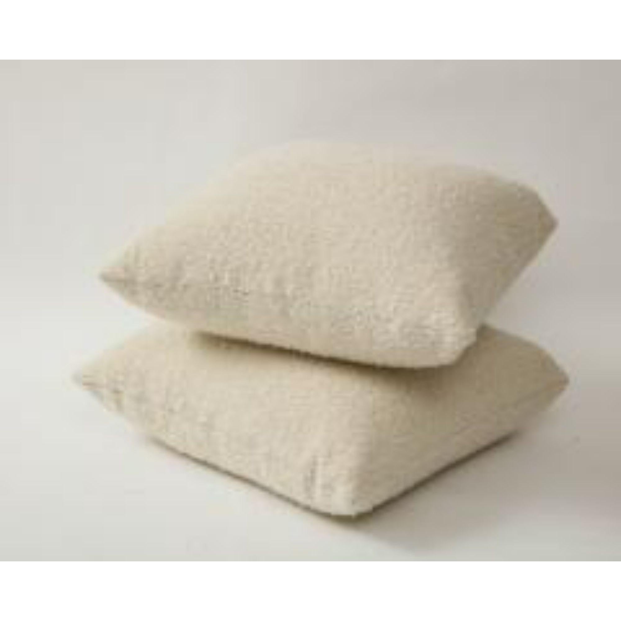 Square Pillow in a Bouclé Cream Woolen Velvet For Sale 1