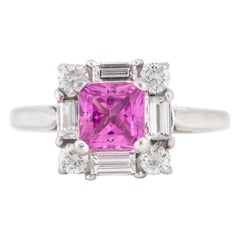 Anillo cuadrado de zafiro rosa con diamantes en oro blanco de 18 quilates