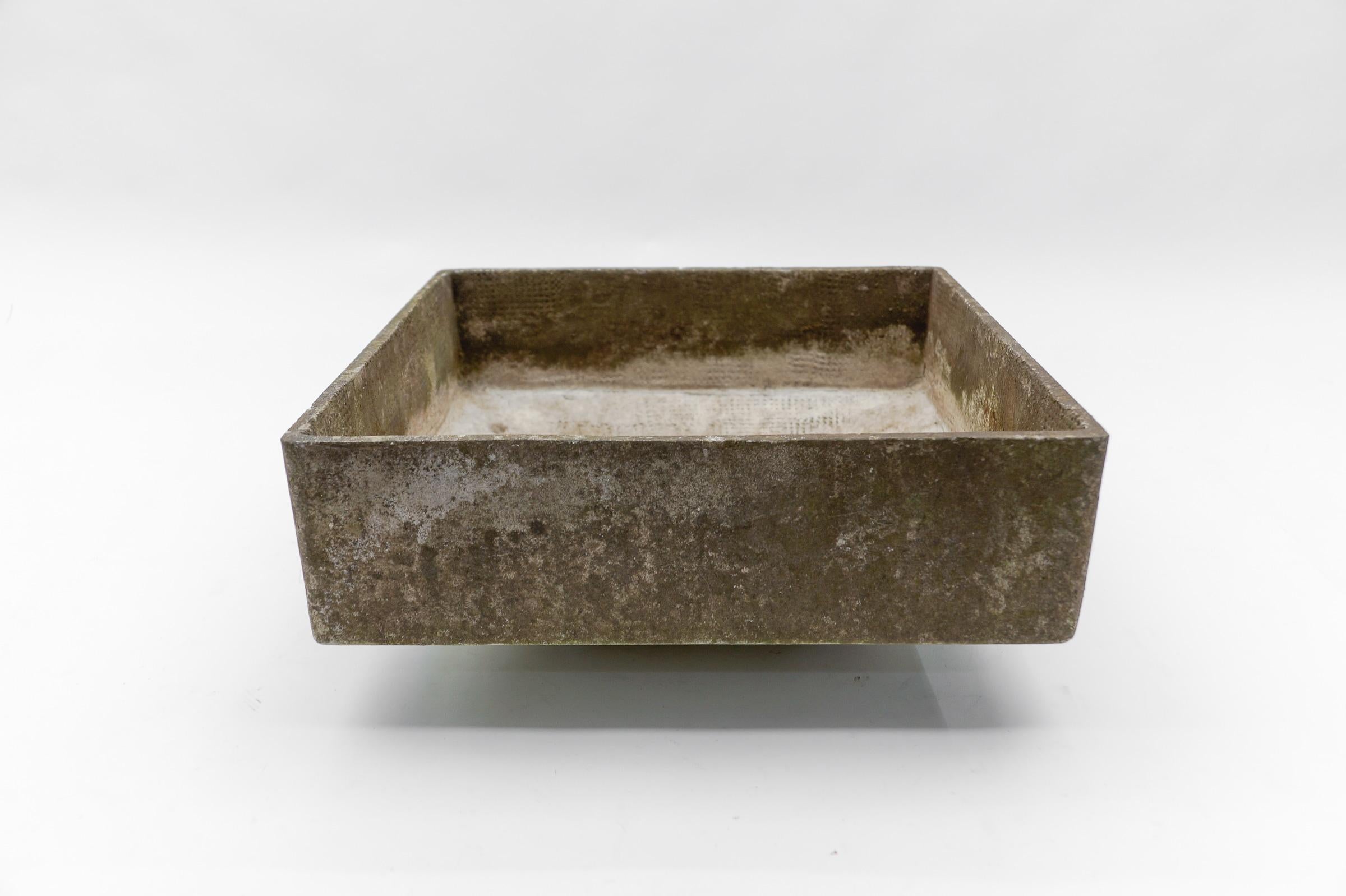 Very nice patina.

We have a total of six of the same type and many other models by Willy Guhl.

Swiss designer Willy Guhl (1915-2004) was well known for his weather resistant planter design for Eternit, besides being an innovative furniture,