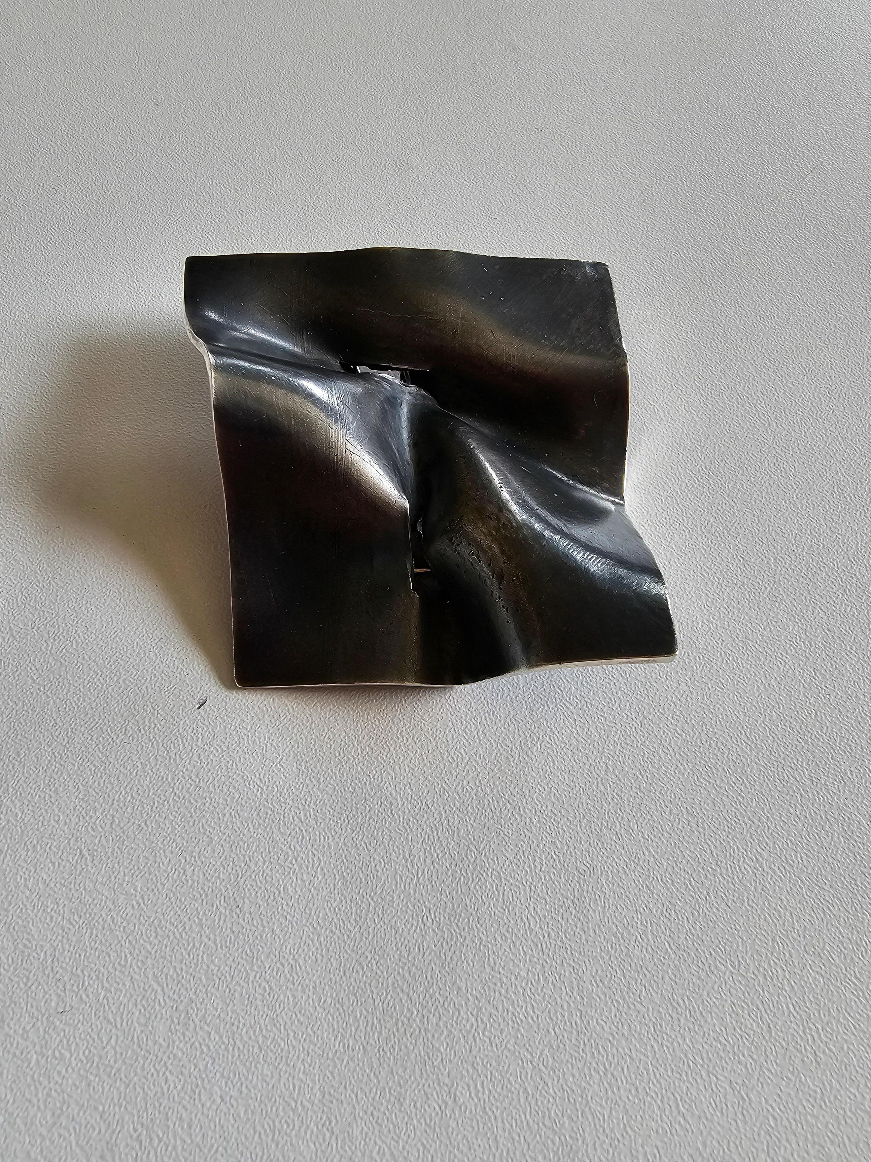 Square Pleats Brooch in black patinated sterling silver and polished outlines 
Unique 
Hallmarked
Exhibited at The Museum of Art & Design, NYC, 2019 


Dimensions 
cm : L 6.7 x W 6.5 x H 2
in : L 2.63 x W 2.56 x H 0.78
Thickness : 1.5 mm ( 0.059 in