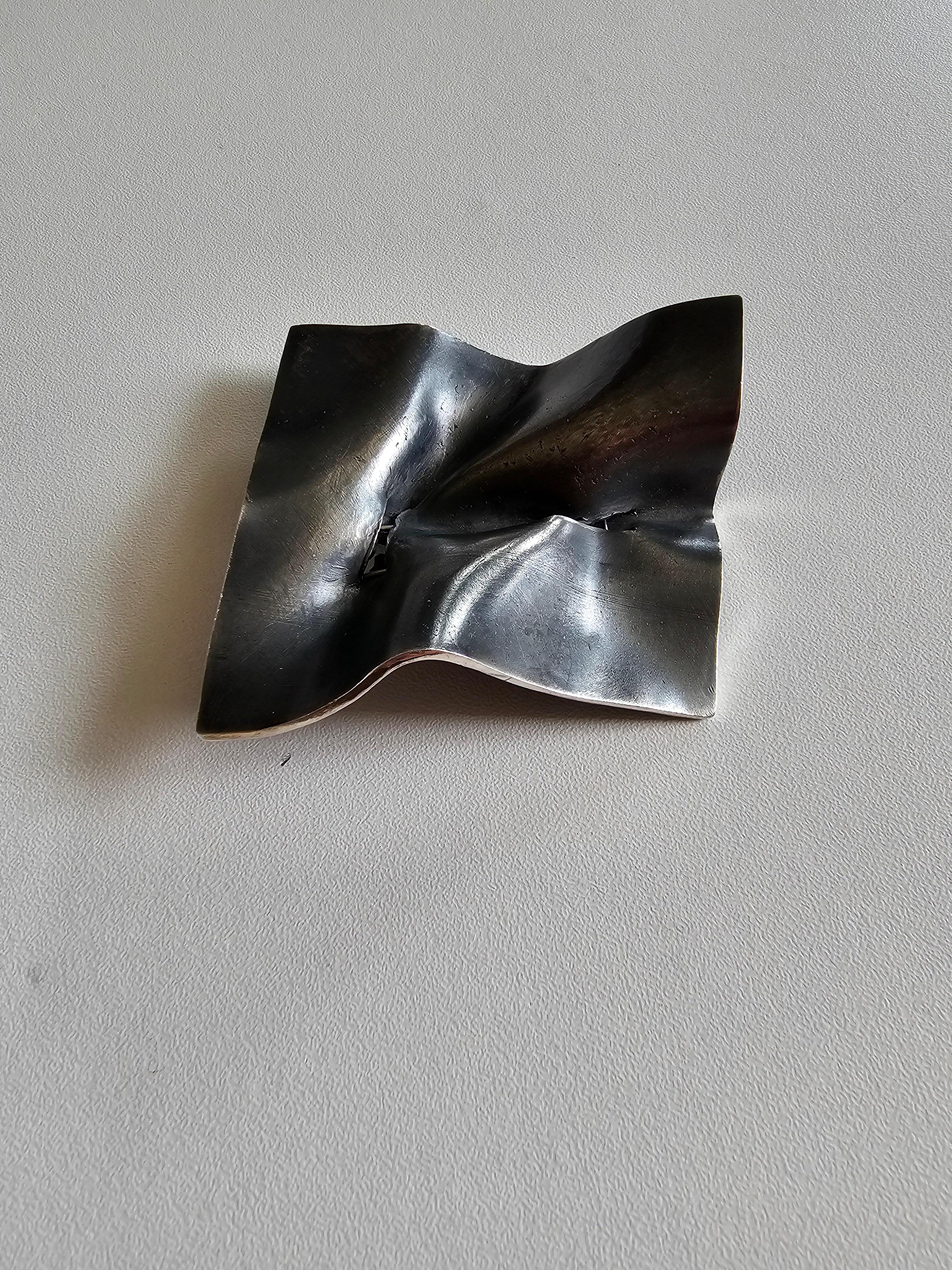 Alina Alamorean Square Pleats Sculptural Contemporary Brooch Black Silver In New Condition For Sale In Fresnes, IDF