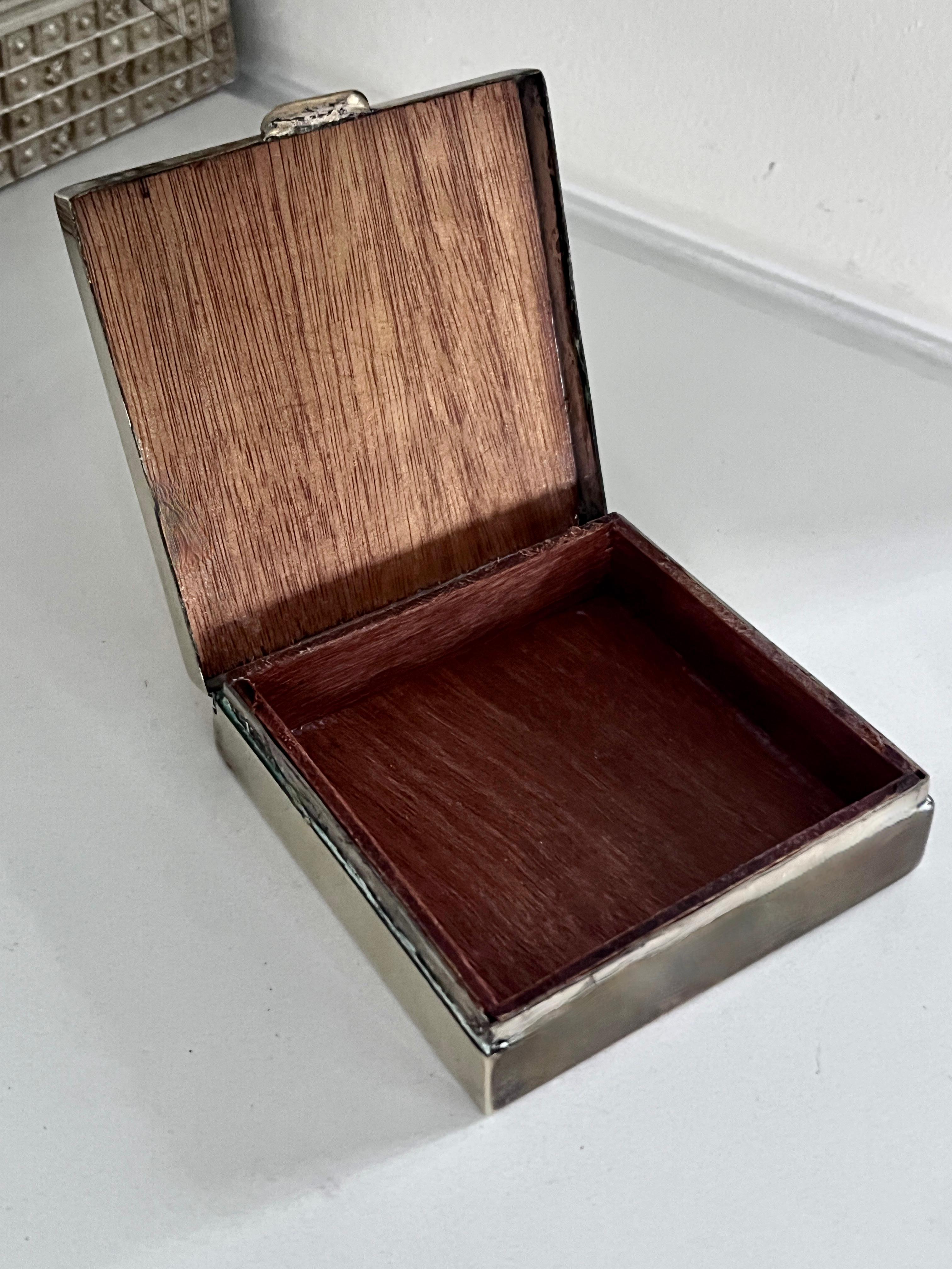 20ième siècle Boîte carrée en laiton poli avec garniture en Wood en vente