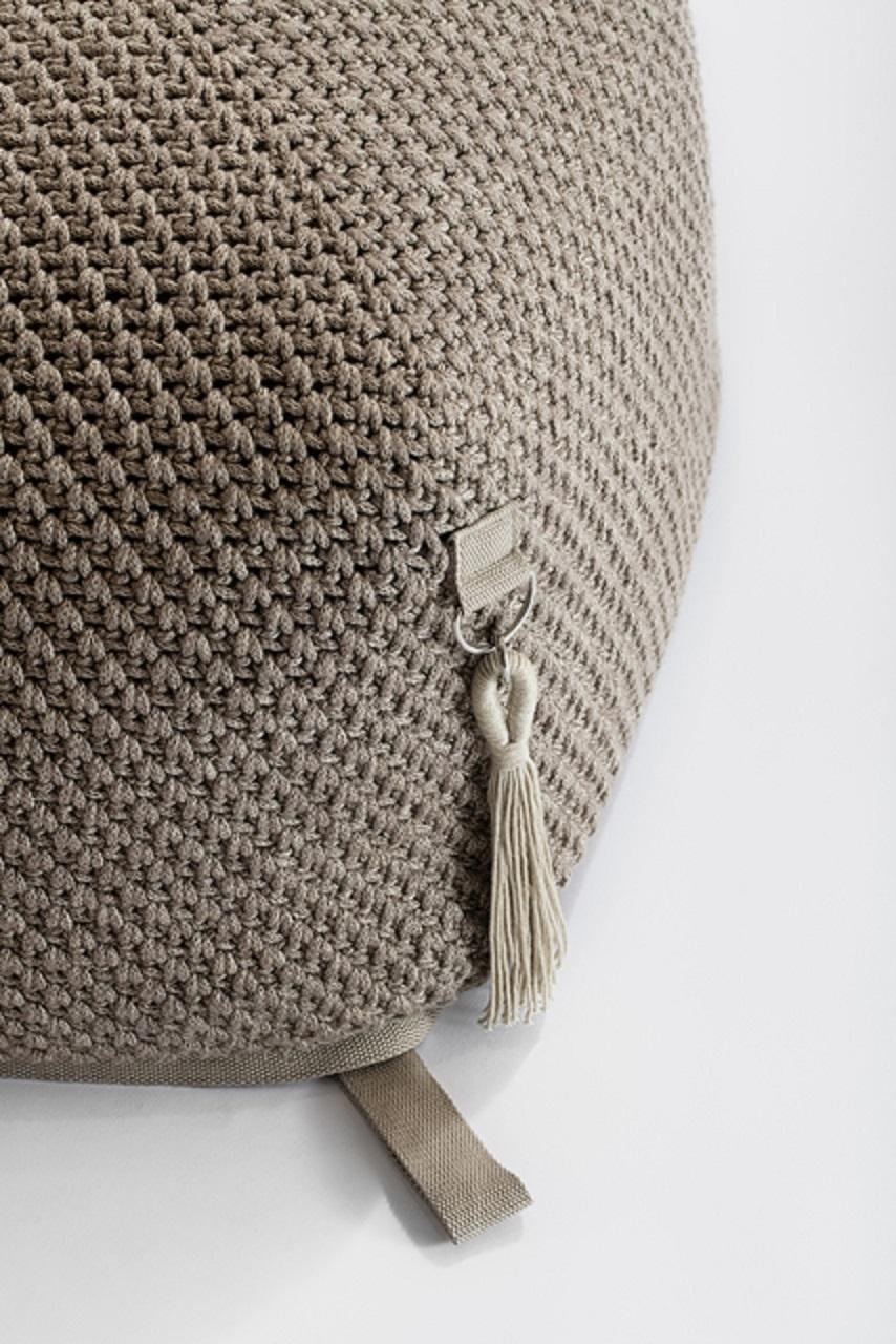 Dieses Designer-Sitzsackkissen ist eine bequeme Sitzlösung in Würfelform. Dieses Kissen wird von Kunsthandwerkern in Israel aus UV-geschütztem Acryl und Polyestergewebe handgewebt. Es kann ein Teil Ihres ständigen Wohnzimmers sein oder ein Objekt