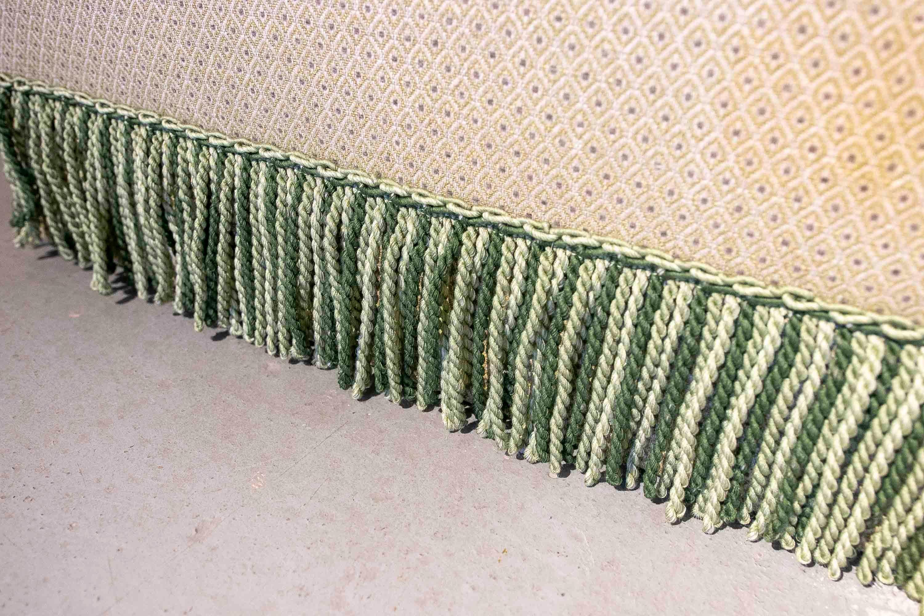 Pouf carré tapissé d'un nouveau tissu à décor de fleurs dans les tons verts en vente 5