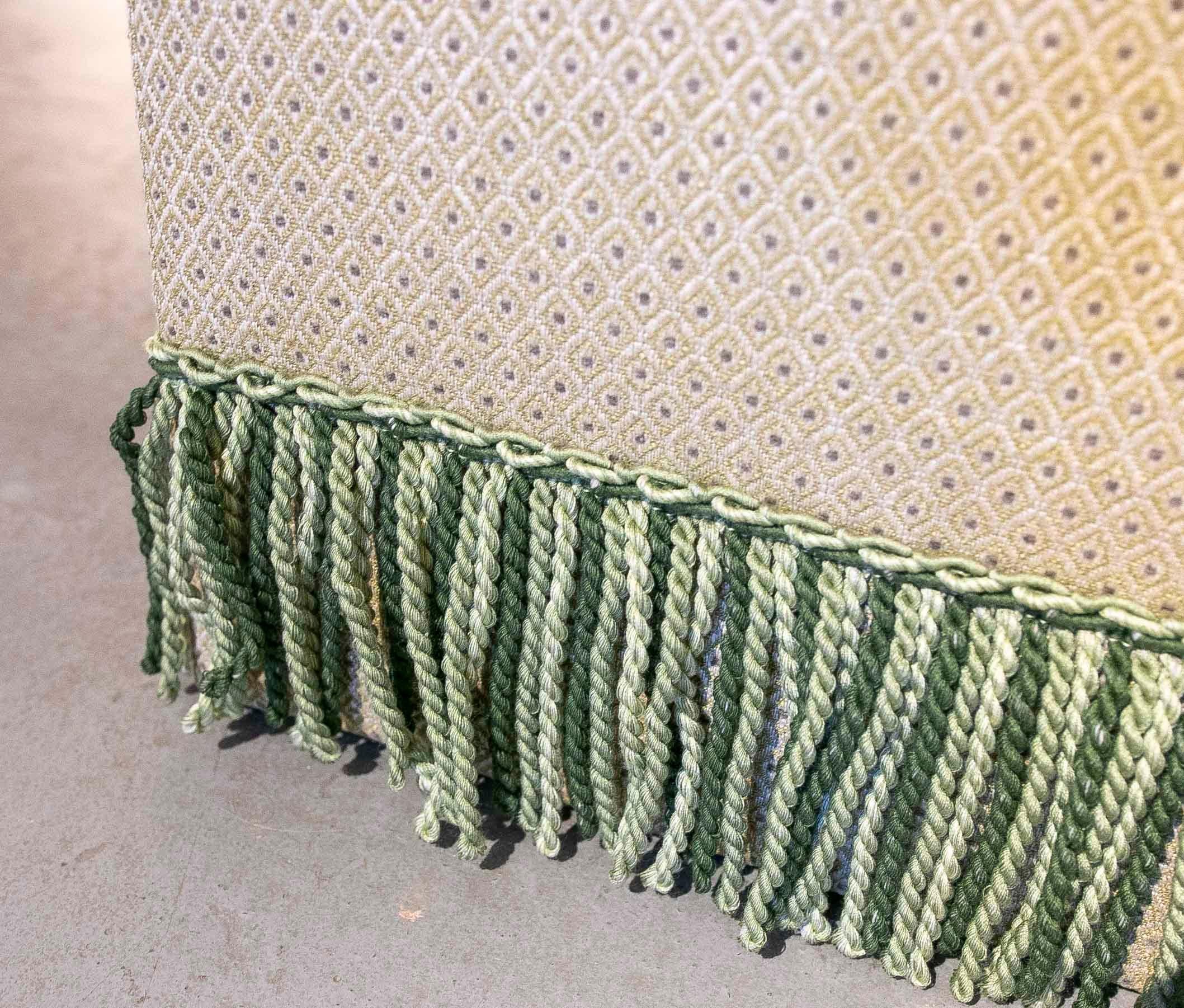 Pouf carré tapissé d'un nouveau tissu à décor de fleurs dans les tons verts en vente 6