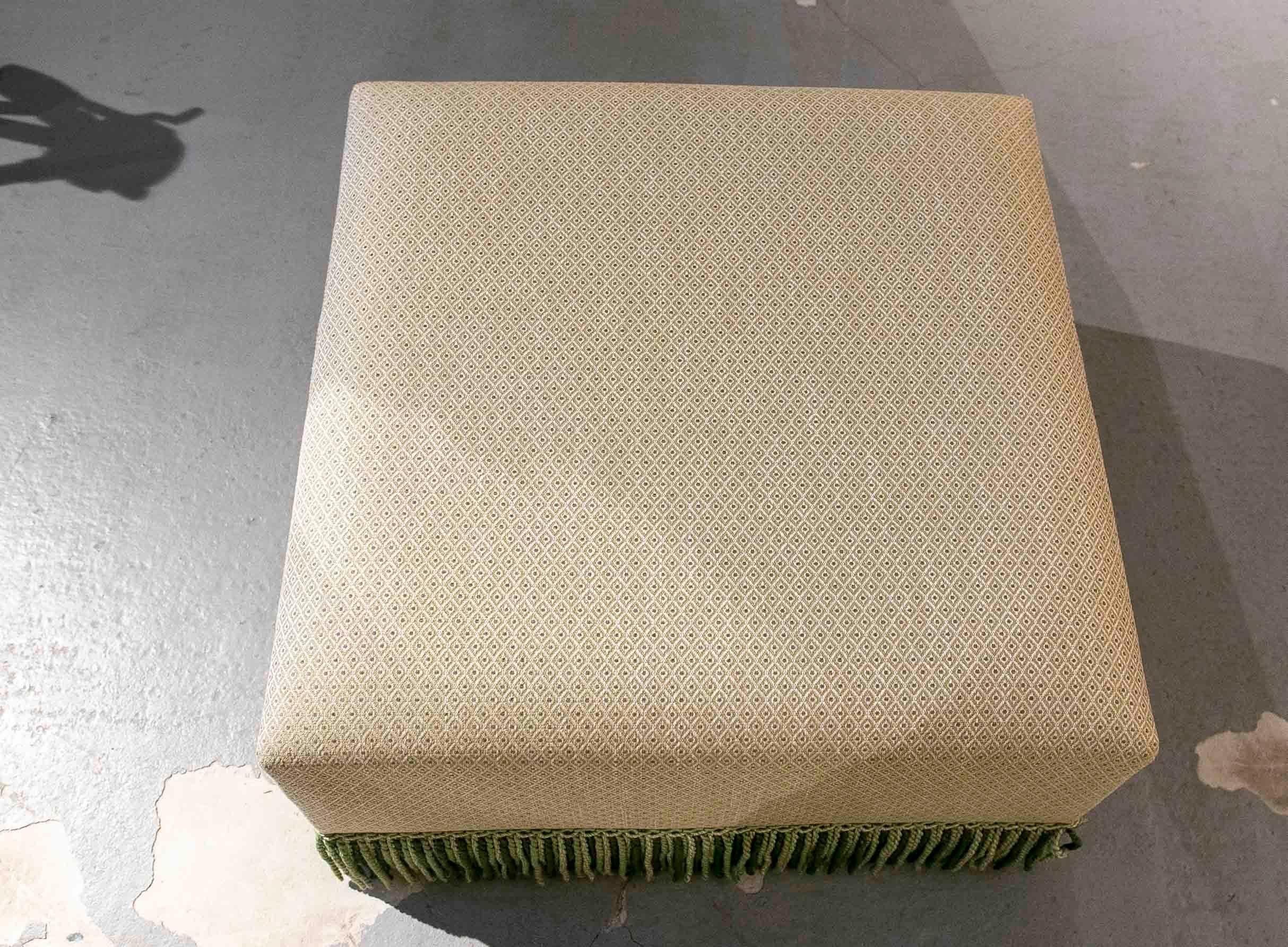 Tissu Pouf carré tapissé d'un nouveau tissu à décor de fleurs dans les tons verts en vente