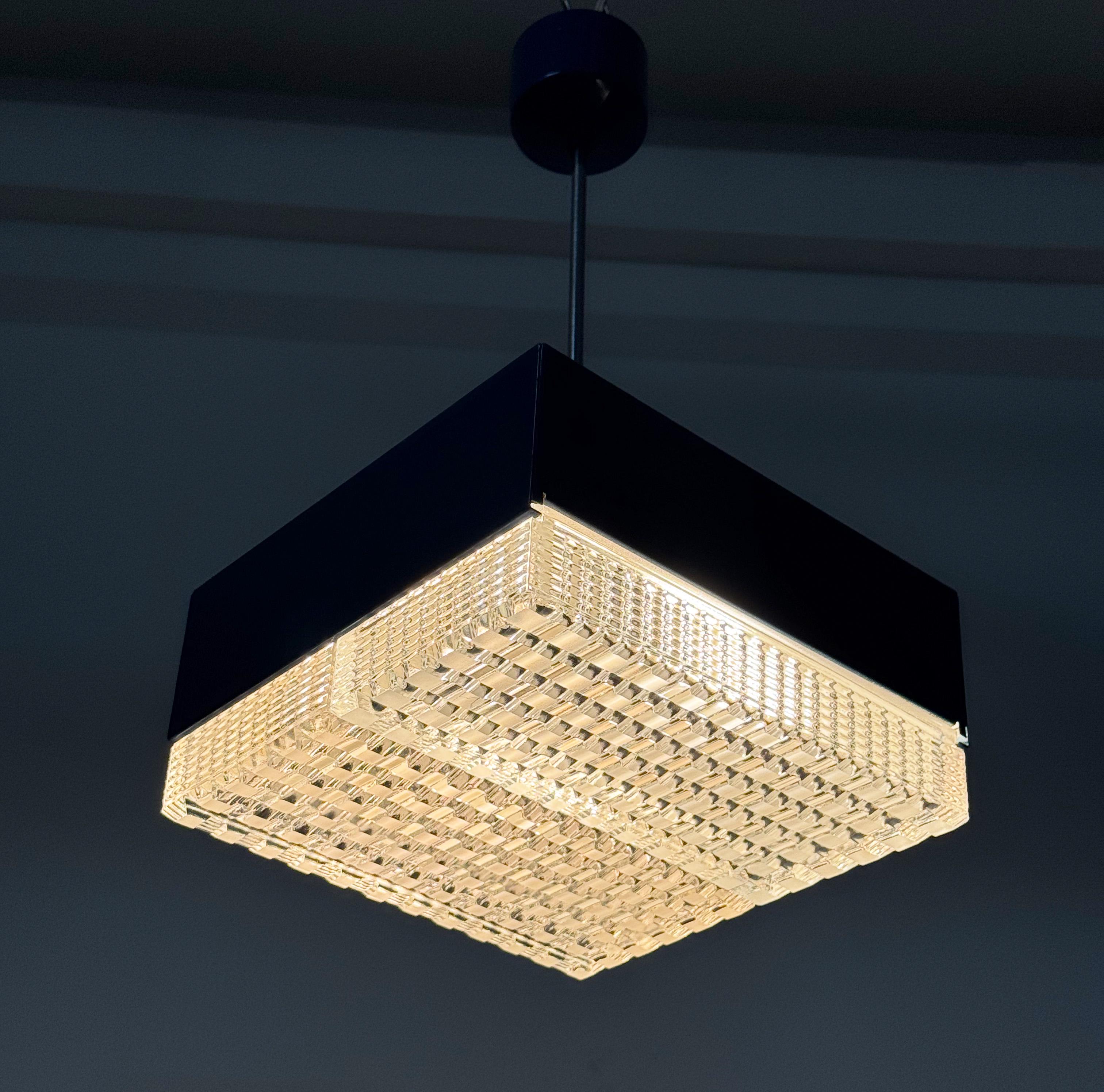 Lampada a sospensione quadrata in vetro pressato in vendita 7