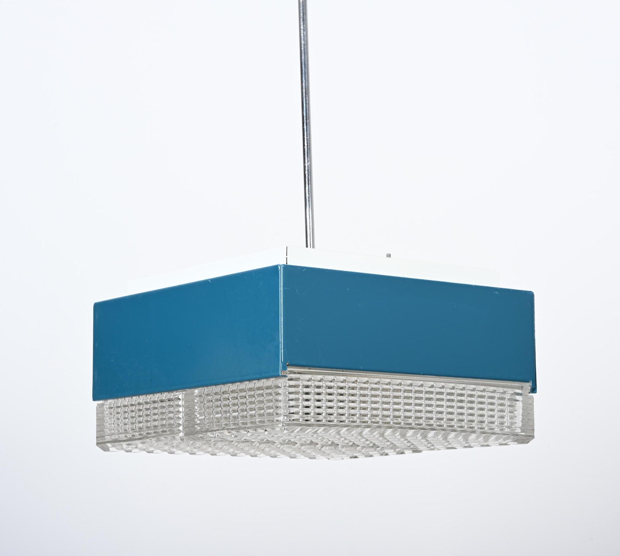 Struttura in acciaio verniciato dotata di due lampadine E27 da max. 100W ciascuna, coperte da elementi in vetro pressato e raffinato dei primi anni Settanta.
Sono disponibili fino a 2 pezzi, prezzo per lampada.