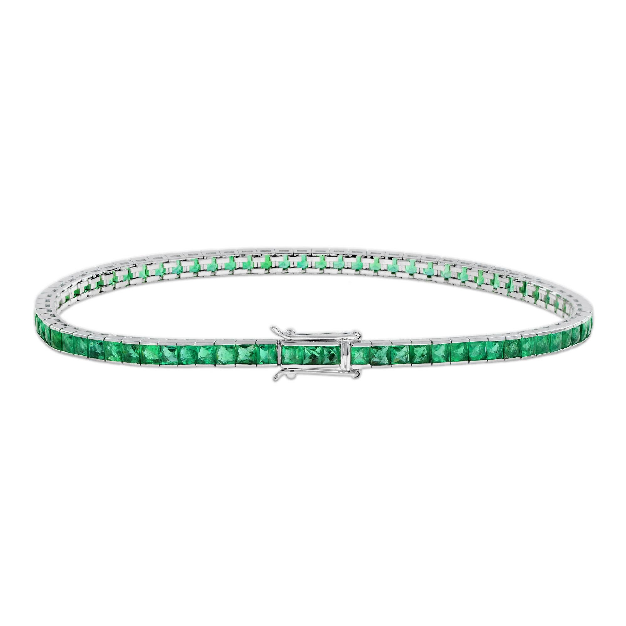 Dieses beneidenswert coole und raffinierte Tennisarmband mit Smaragd im Prinzessinnenschliff interpretiert ein vertrautes Motiv neu, um ein Tennisarmband zu schaffen, das sowohl modern als auch klassisch ist. Hergestellt aus 18 Karat Weißgold, das