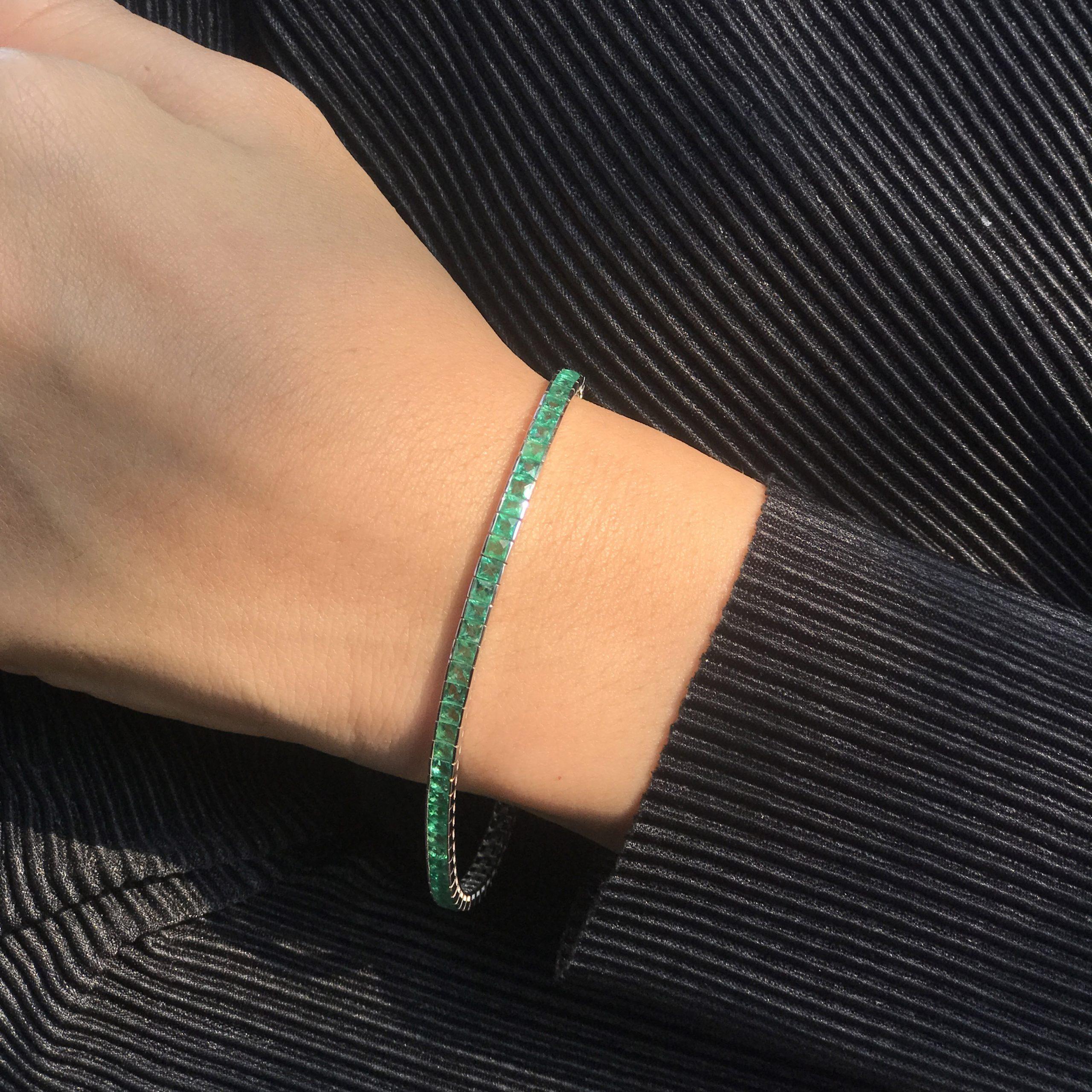 Quadratischer Prinzessinnenschliff Grüner Smaragd Klassisches Tennisarmband 18K Weißgold im Zustand „Neu“ im Angebot in Oakton, VA