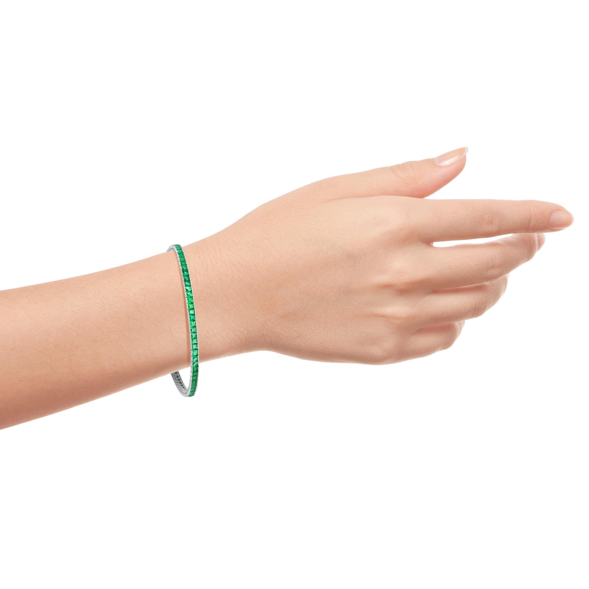 Quadratischer Prinzessinnenschliff Grüner Smaragd Klassisches Tennisarmband 18K Weißgold im Angebot 1