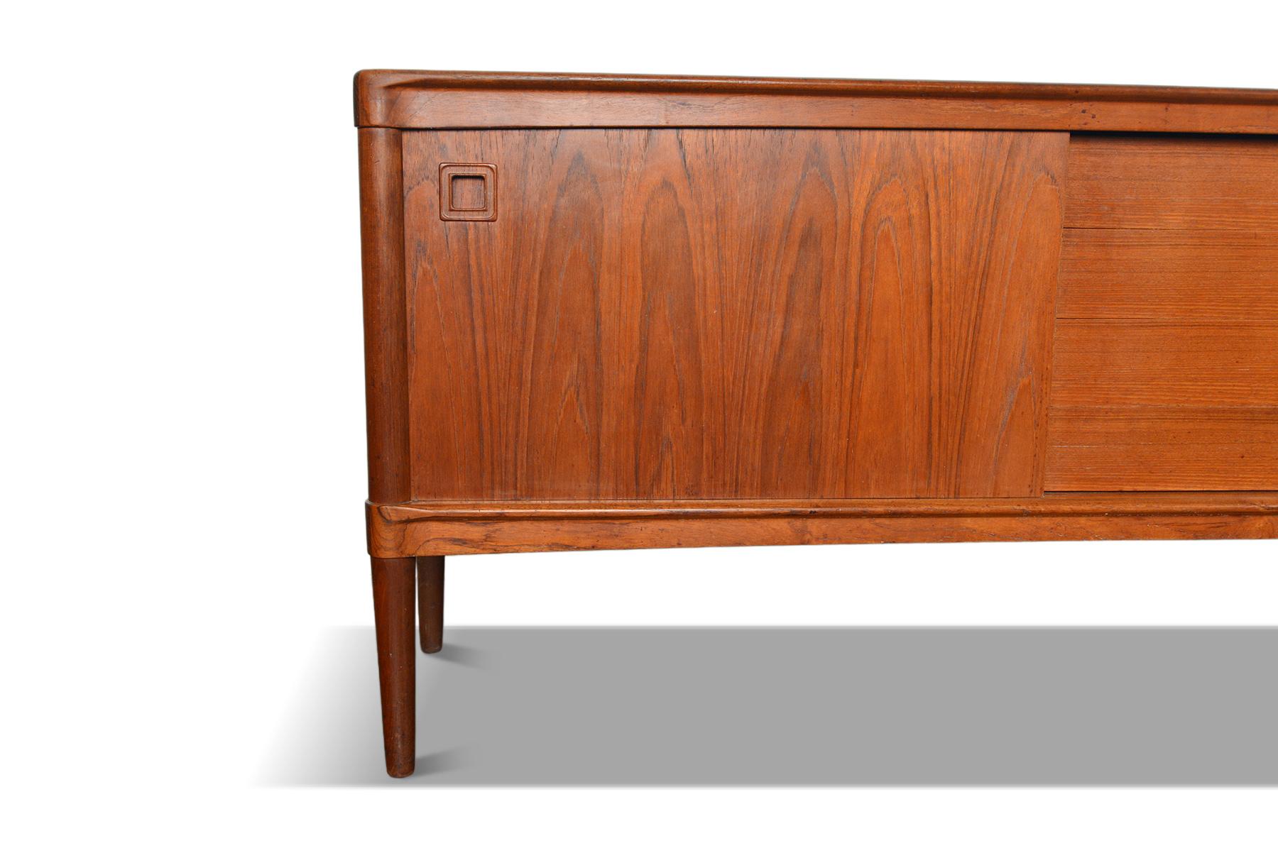 Teakholz-Credenza mit quadratischem Griff von h.w. Klein #1 (20. Jahrhundert) im Angebot