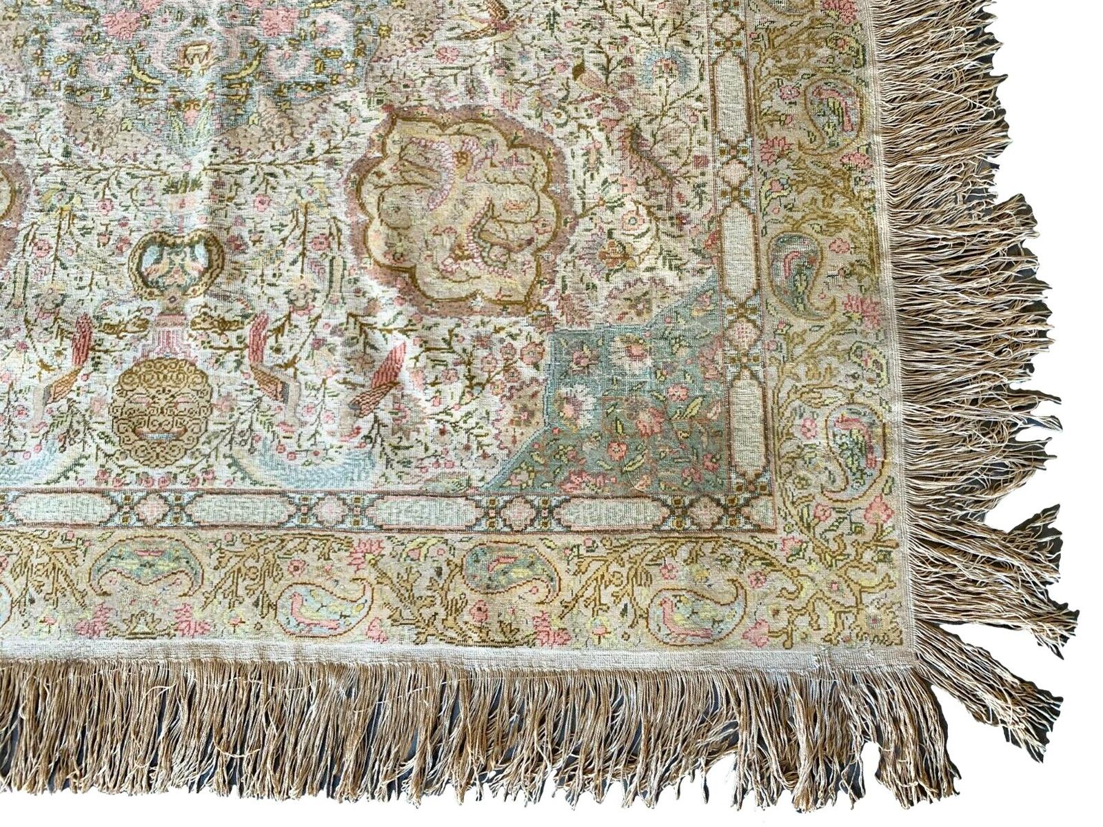 Quadratischer türkischer Teppich aus reiner Seide im Used-Look, um 1900 (Handgeknüpft) im Angebot