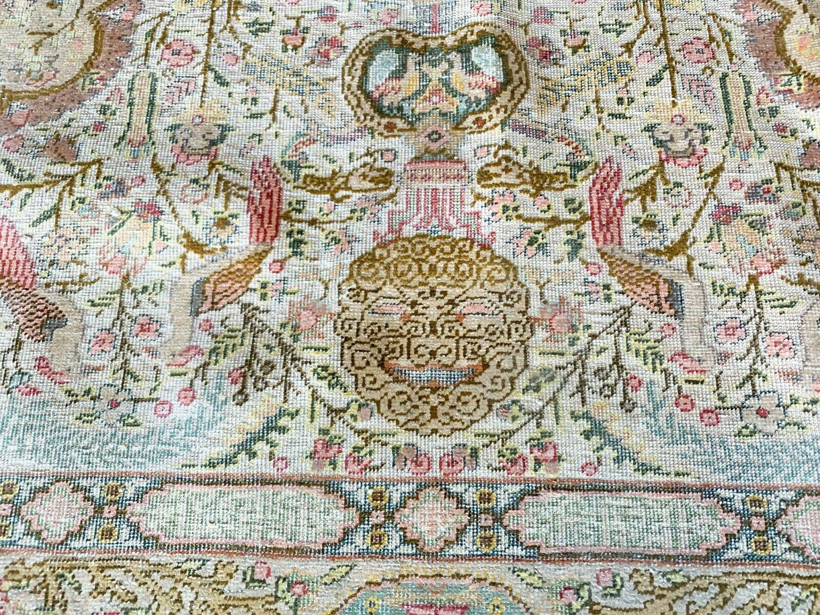 Quadratischer türkischer Teppich aus reiner Seide im Used-Look, um 1900 (20. Jahrhundert) im Angebot