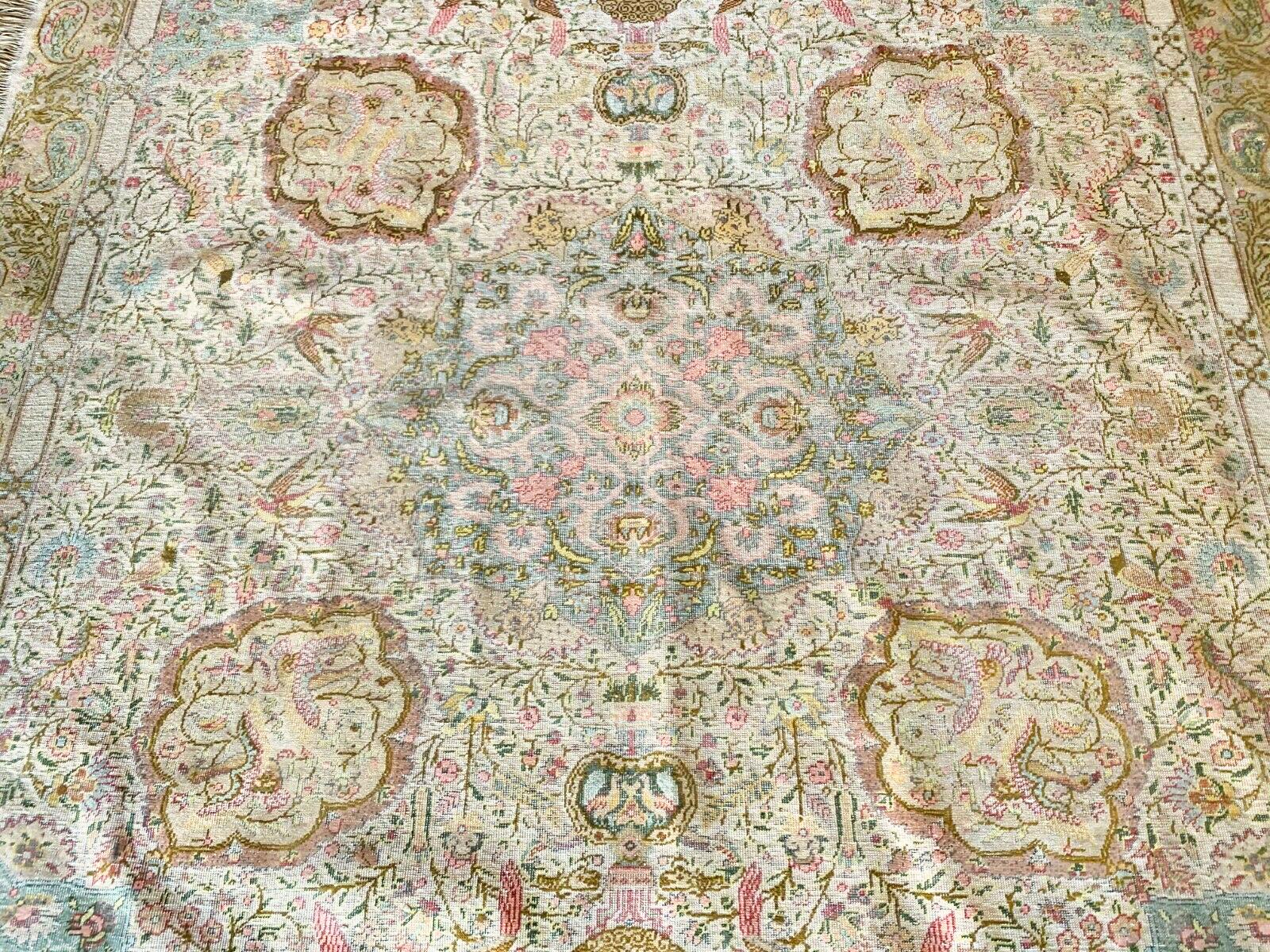 Quadratischer türkischer Teppich aus reiner Seide im Used-Look, um 1900 im Angebot 2