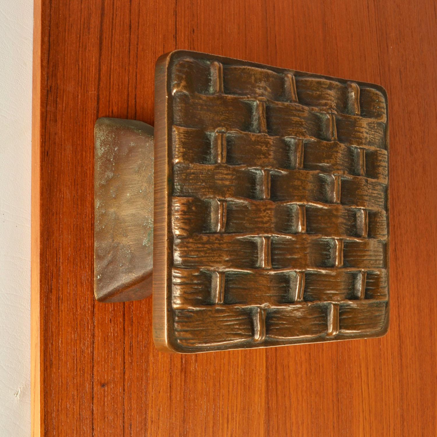 Mid-Century Modern Square Push and Pull Door Handle in Bronze in Basket Relief For Sale