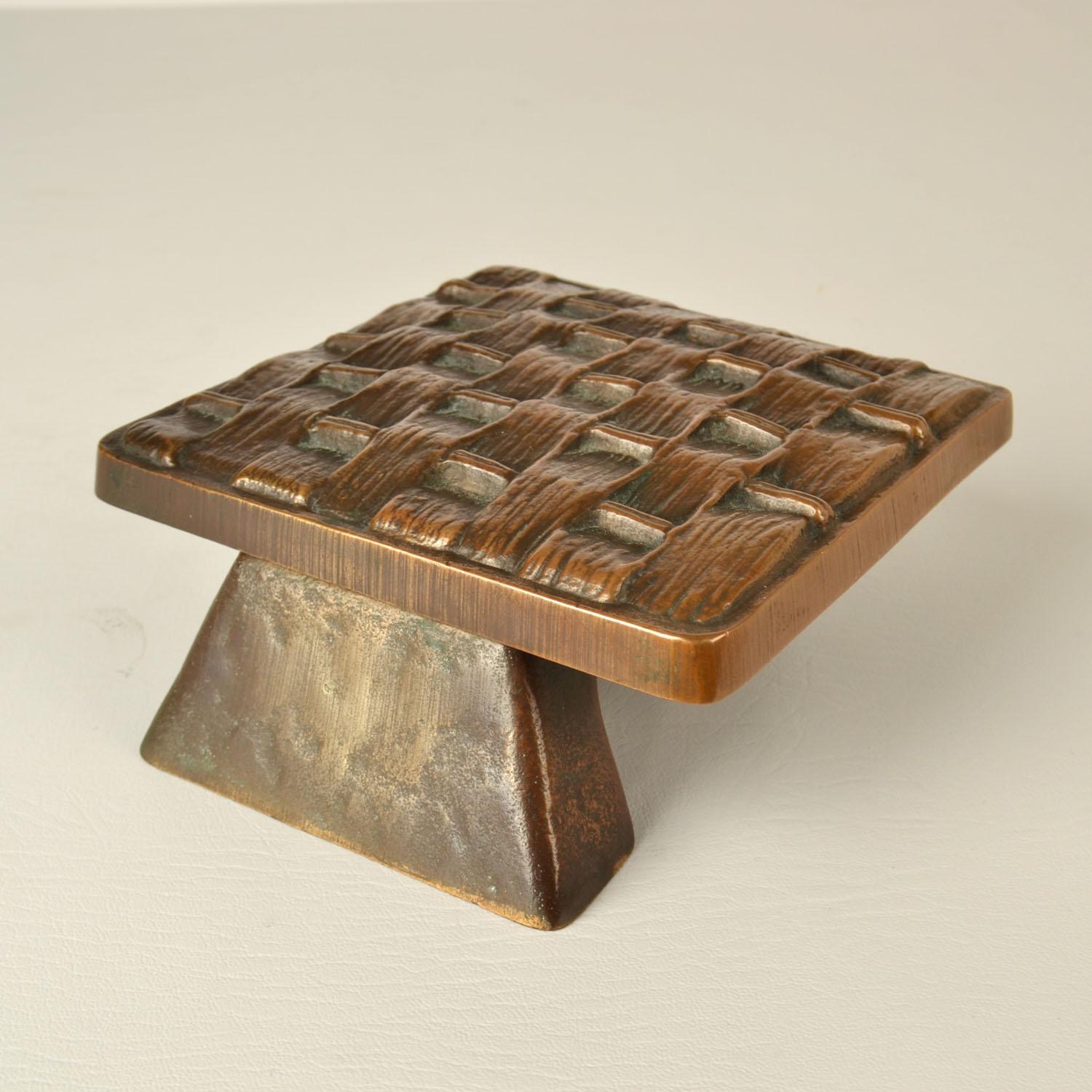 Square Push and Pull Door Handle in Bronze in Basket Relief In Excellent Condition For Sale In London, GB
