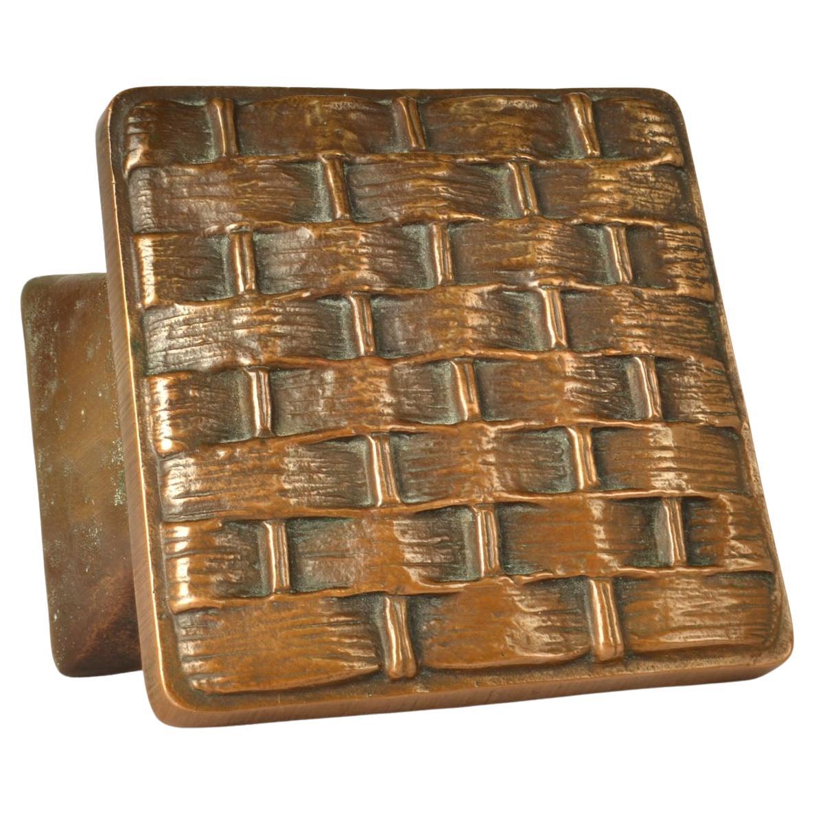Manilla cuadrada de empujar y tirar en bronce en relieve de cesta