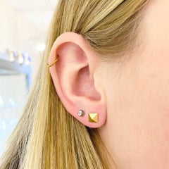 Pendientes pirámide cuadrada, Pendientes pirámide de oro amarillo de 14 quilates, Post Square