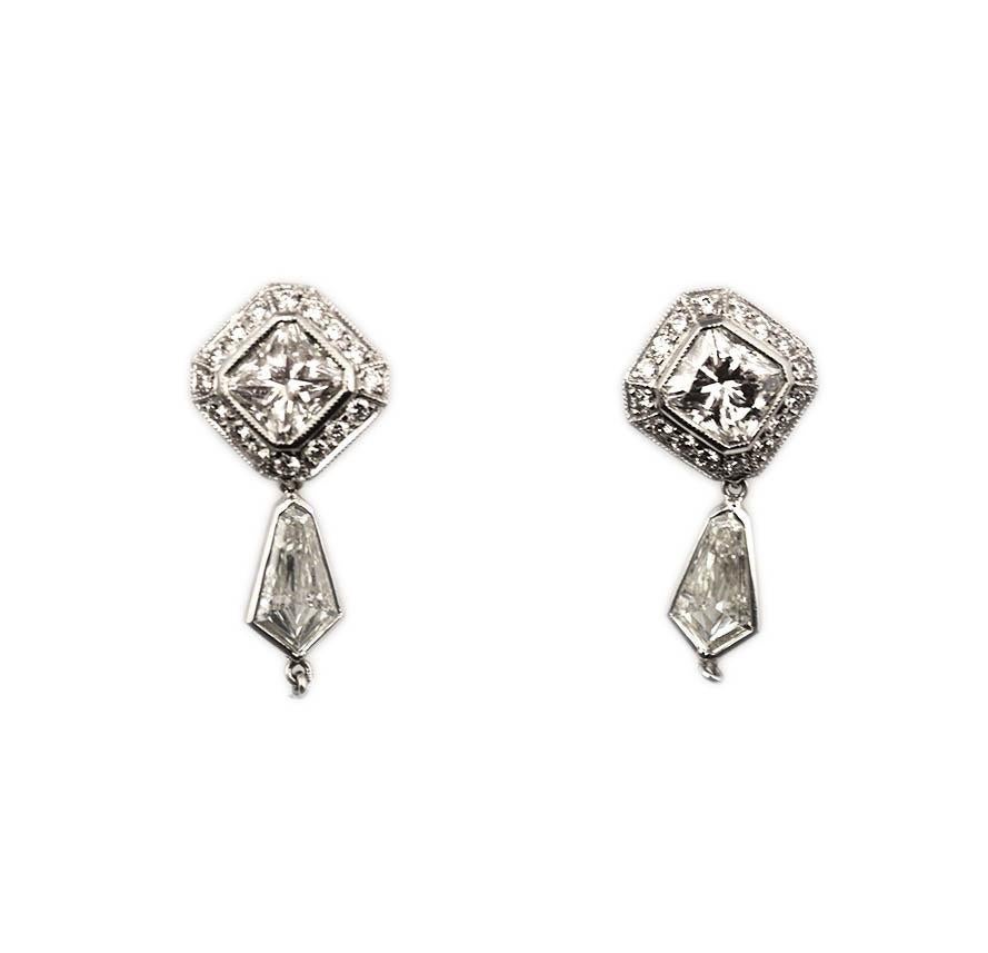 Square Radiant Cut Diamond Dangle Platinum Earrings In Excellent Condition For Sale In Miami, FL