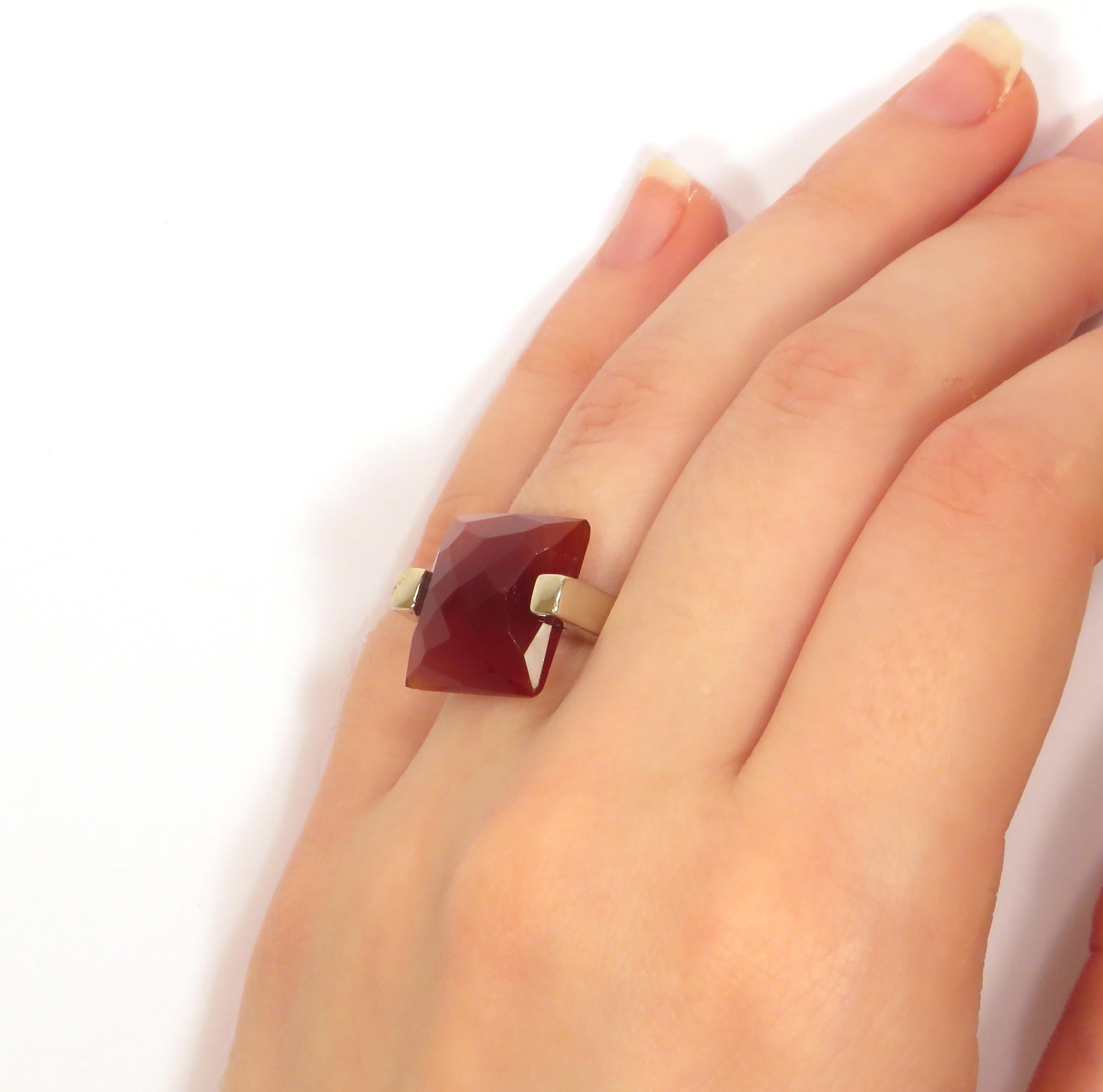 Square Red Carnelian 9 Karat White Gold Ring Handcrafted in Italy In New Condition In Milano, IT