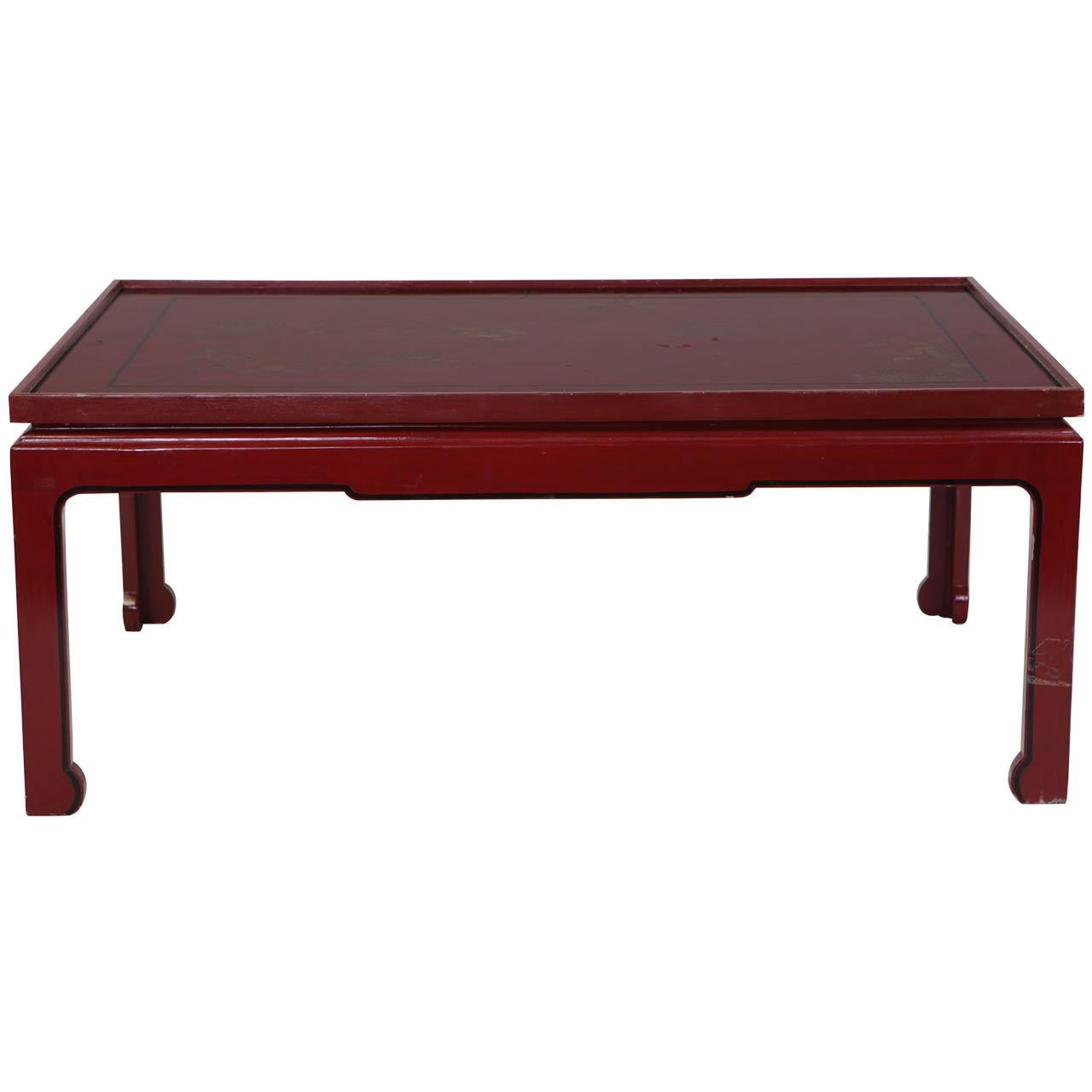 A square red lacquered coffee table with a 19th century Chinese decorated screen on four legs of the 20th century.
Measures: cm 108 x 70 x 45.