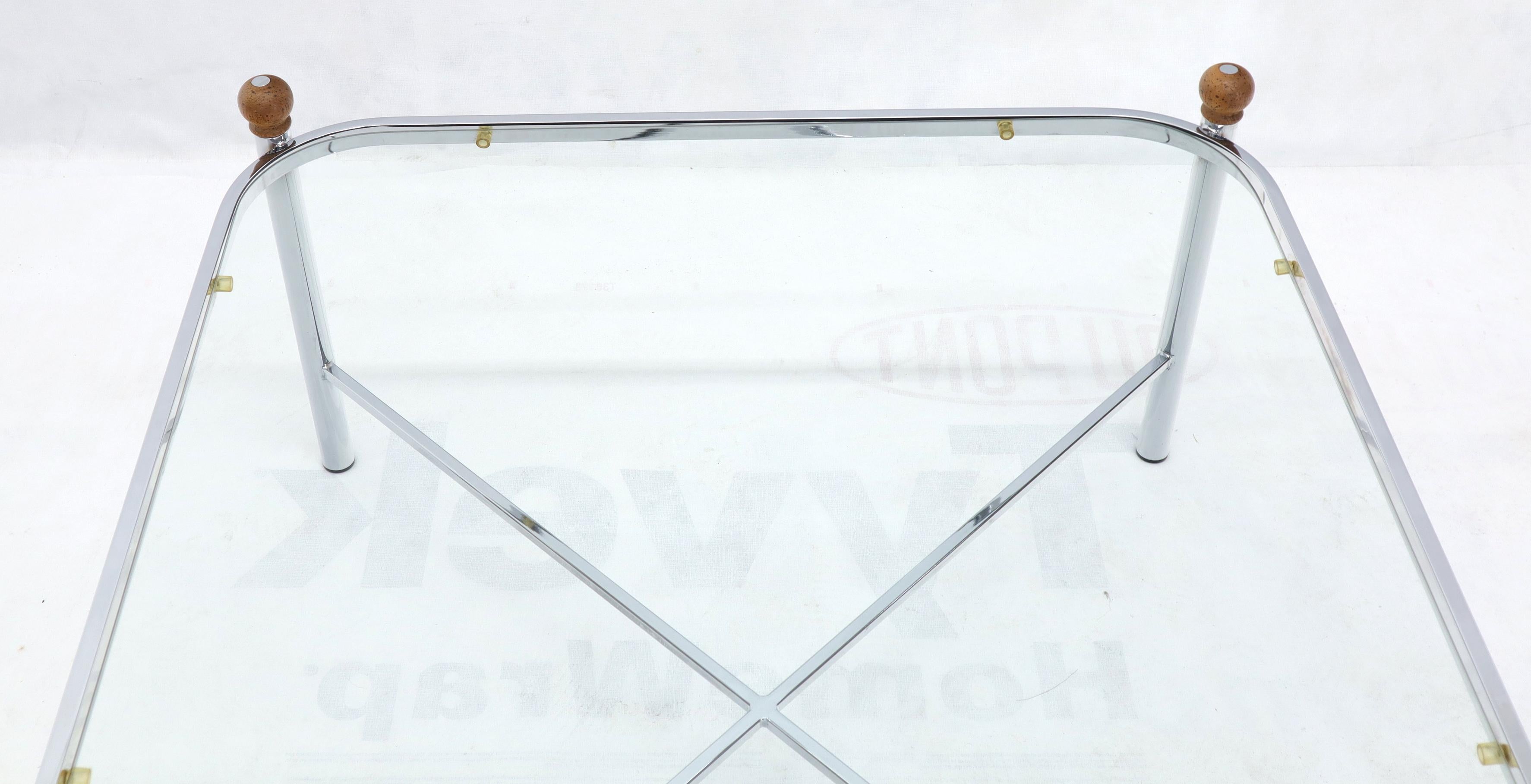 Quadratischer Couchtisch mit abgerundeten Ecken und Holzaufsätzen und X-Riemensockel aus Chrom im Zustand „Gut“ im Angebot in Rockaway, NJ
