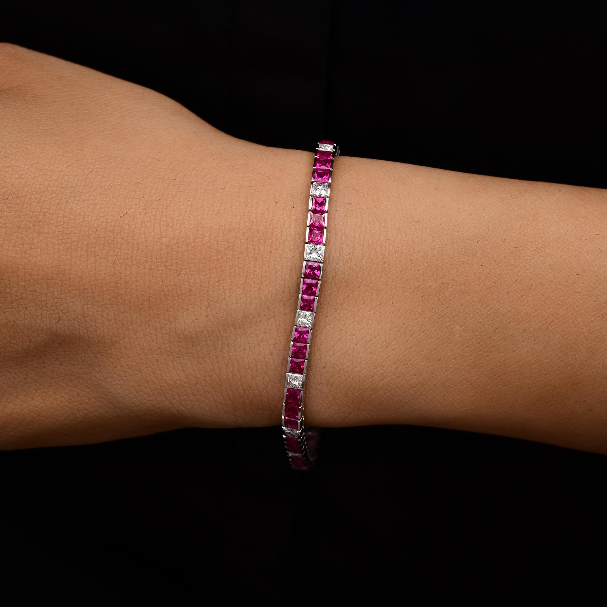 Realizzato in oro a 18 carati, questo squisito bracciale è impreziosito da 7,52 carati di rubino naturale e 2,13 carati di diamanti scintillanti. Il rubino è una pietra natale di luglio e si ritiene che favorisca la guarigione emotiva e l'attrazione