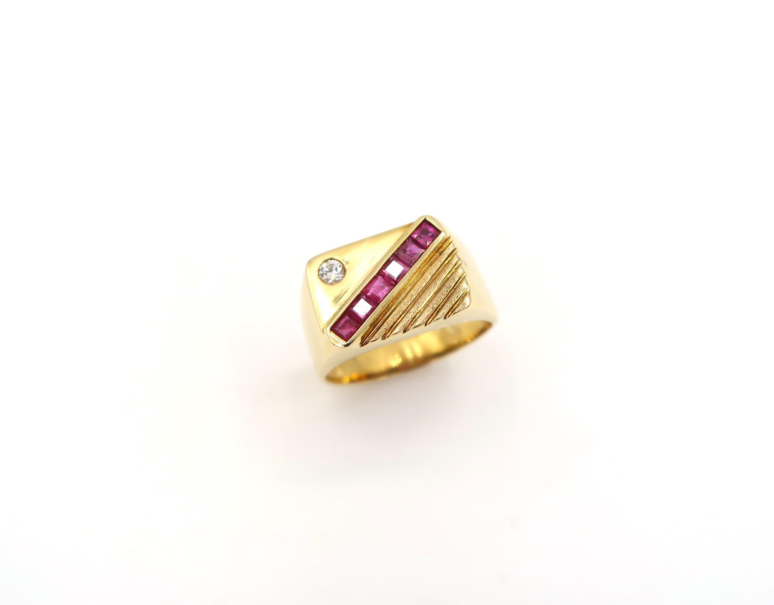 Square Ruby and Single Diamond 18 Karat Yellow Gold Mens Signet Ring

Ruby: 0.80ct.
Diamond: 0.07ct.
Gold: 18K Yellow Gold 7.55g.

Ring Size: 56