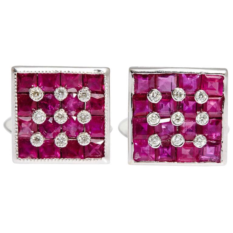 Ein stilvolles Paar quadratischer Manschettenknöpfe aus Rubinen und Diamanten, um 1980.