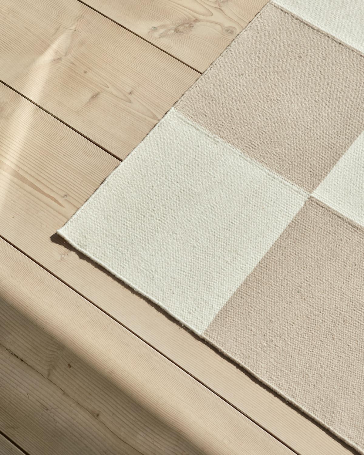 Quadratischer Sand Dhurrie/Kelim-Teppich in skandinavischem Design (Indisch) im Angebot