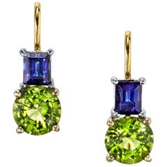 Eckiger Saphir & runder Peridot:: 18 Karat zweifarbige Gold-Ohrhänger mit Hebelverschluss