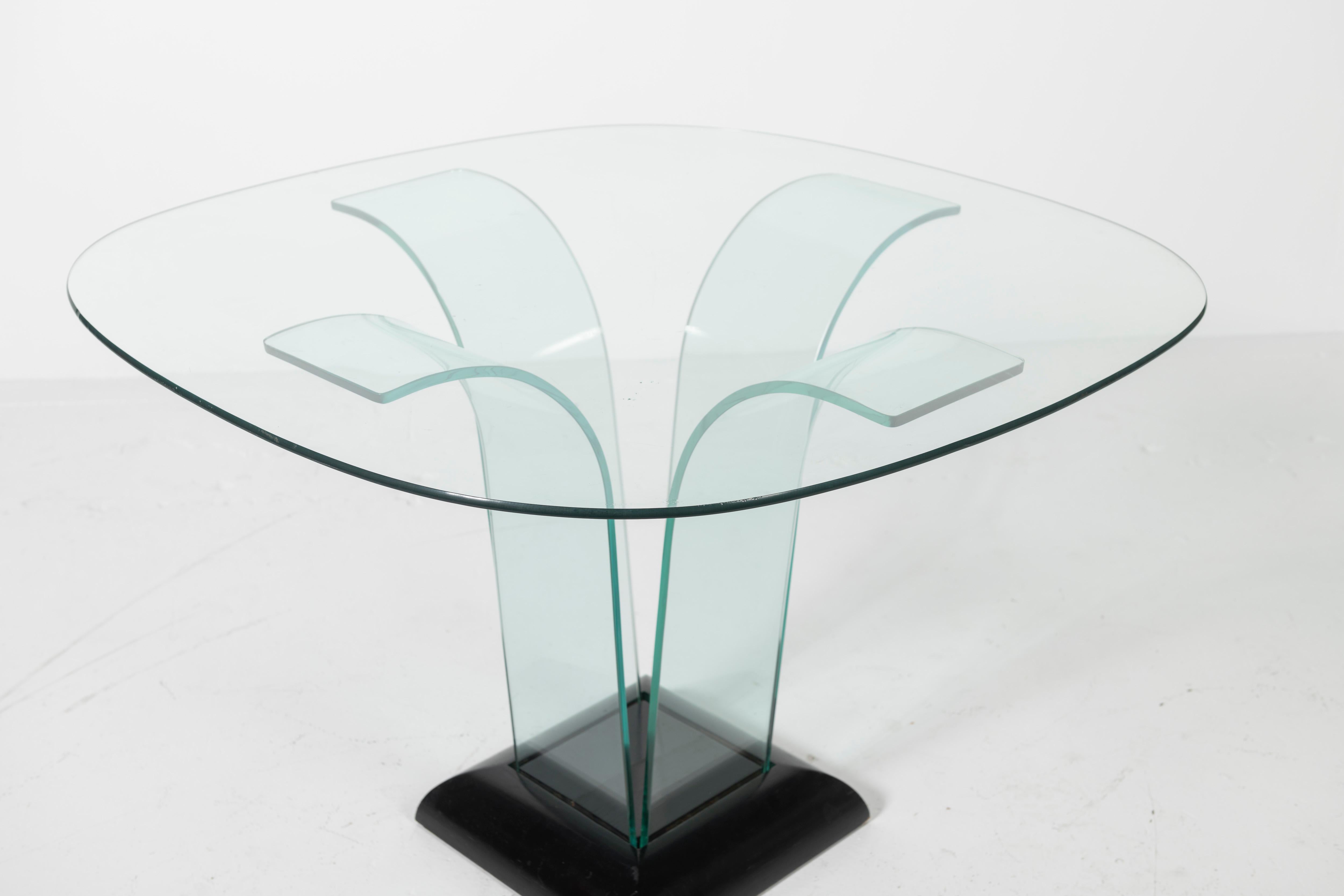 Quadratischer skulpturaler Glas-Mitteltisch von Modernage (Mitte des 20. Jahrhunderts) im Angebot