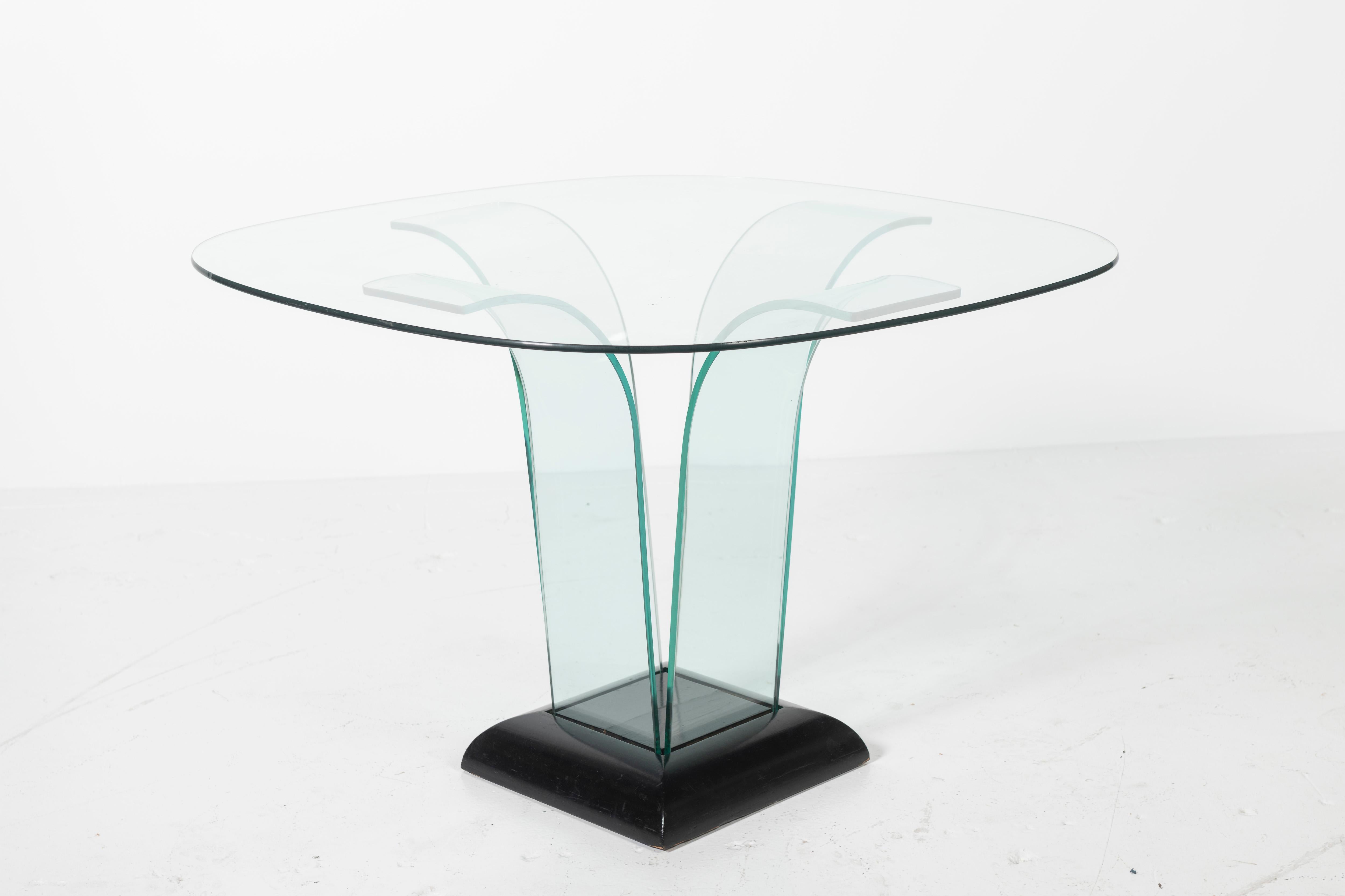 Quadratischer skulpturaler Glas-Mitteltisch von Modernage (Ebonisiert) im Angebot