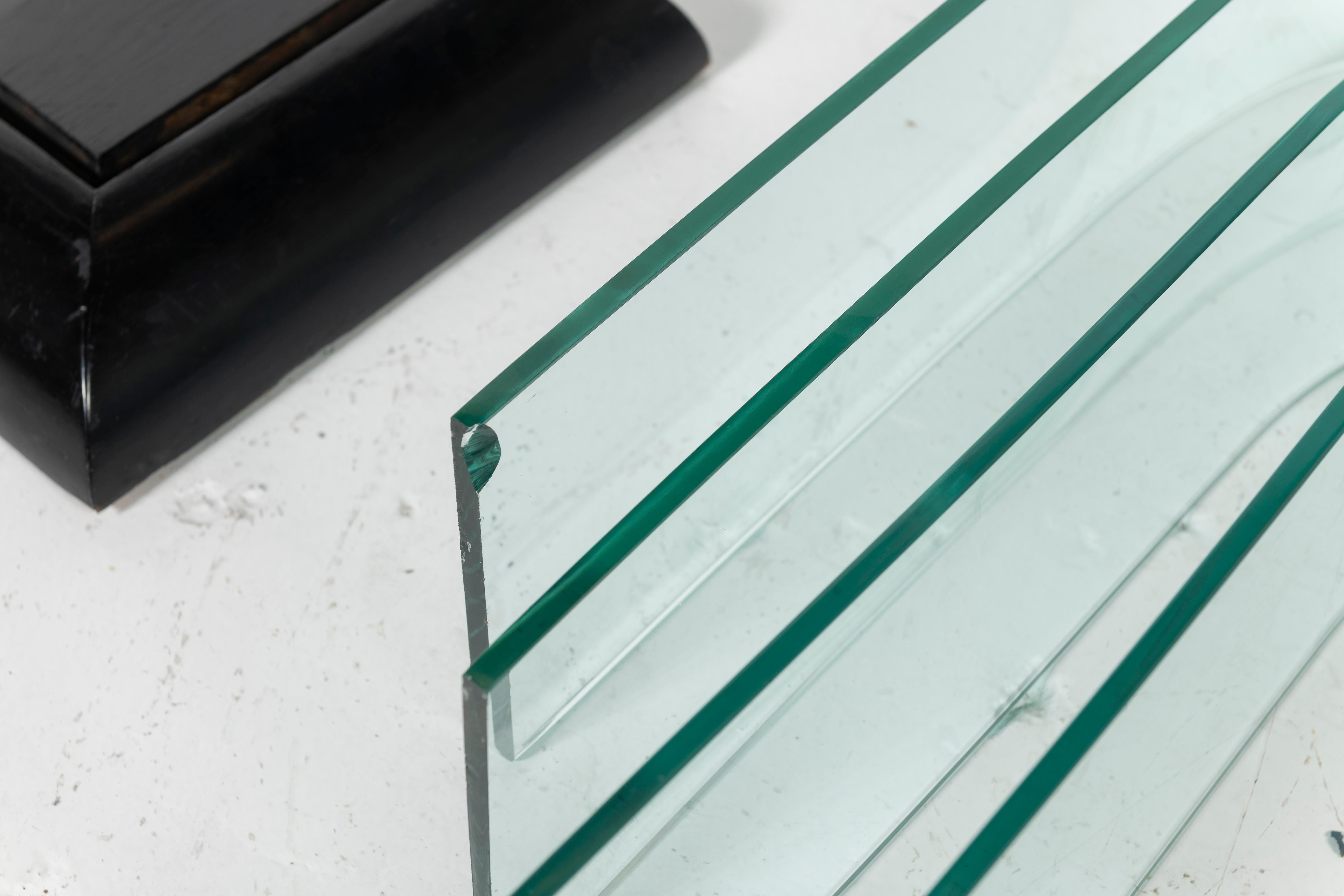 Quadratischer skulpturaler Glas-Mitteltisch von Modernage im Angebot 6