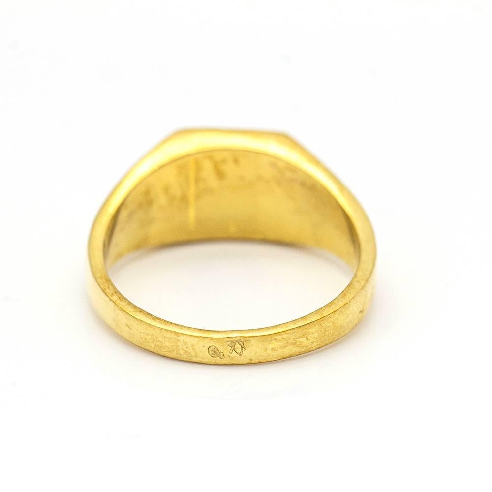 Square Seal Ring in Yellow Gold In New Condition For Sale In BARCELONA, ES