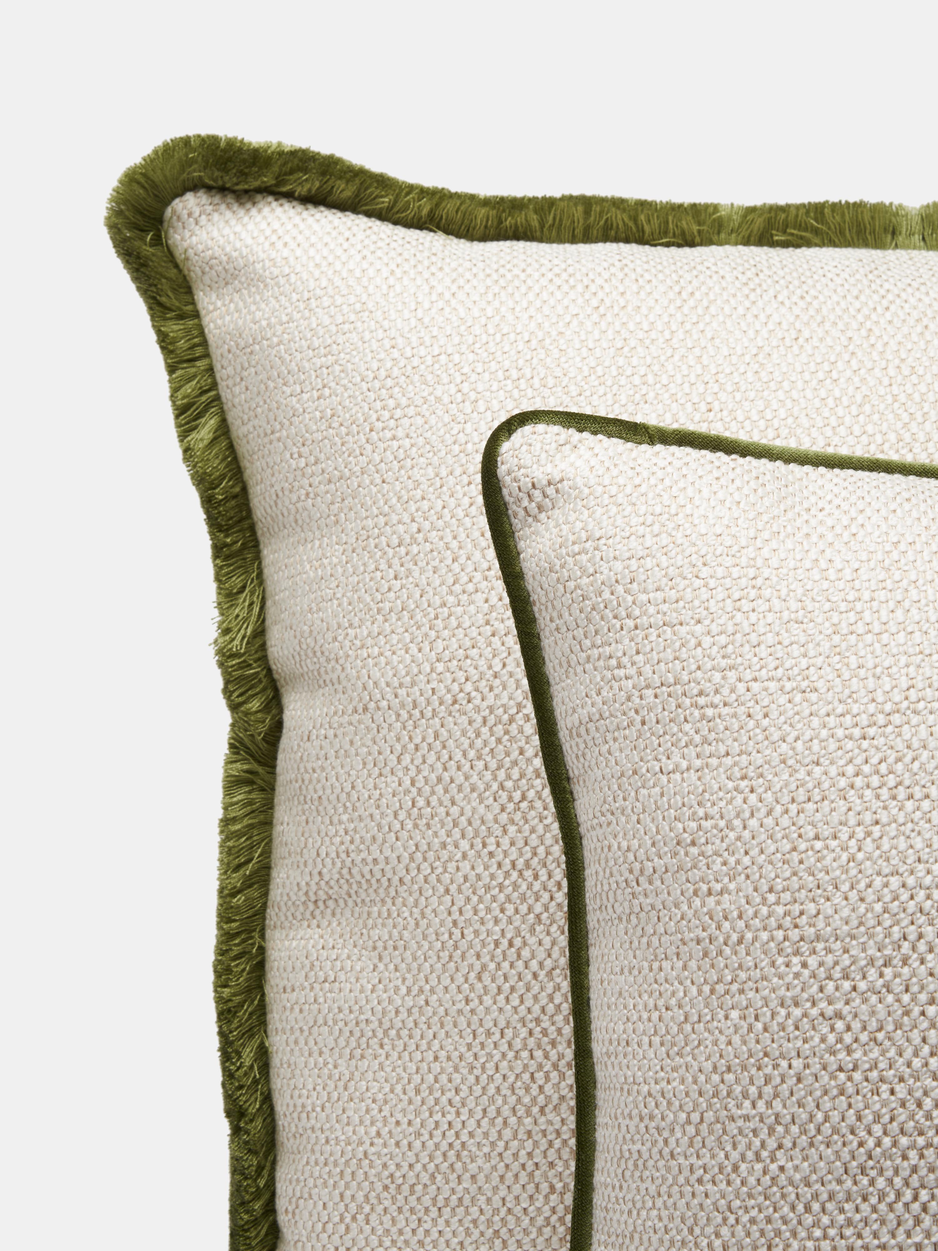 Italiano Cuscino SERENO quadrato con bordino verde in vendita