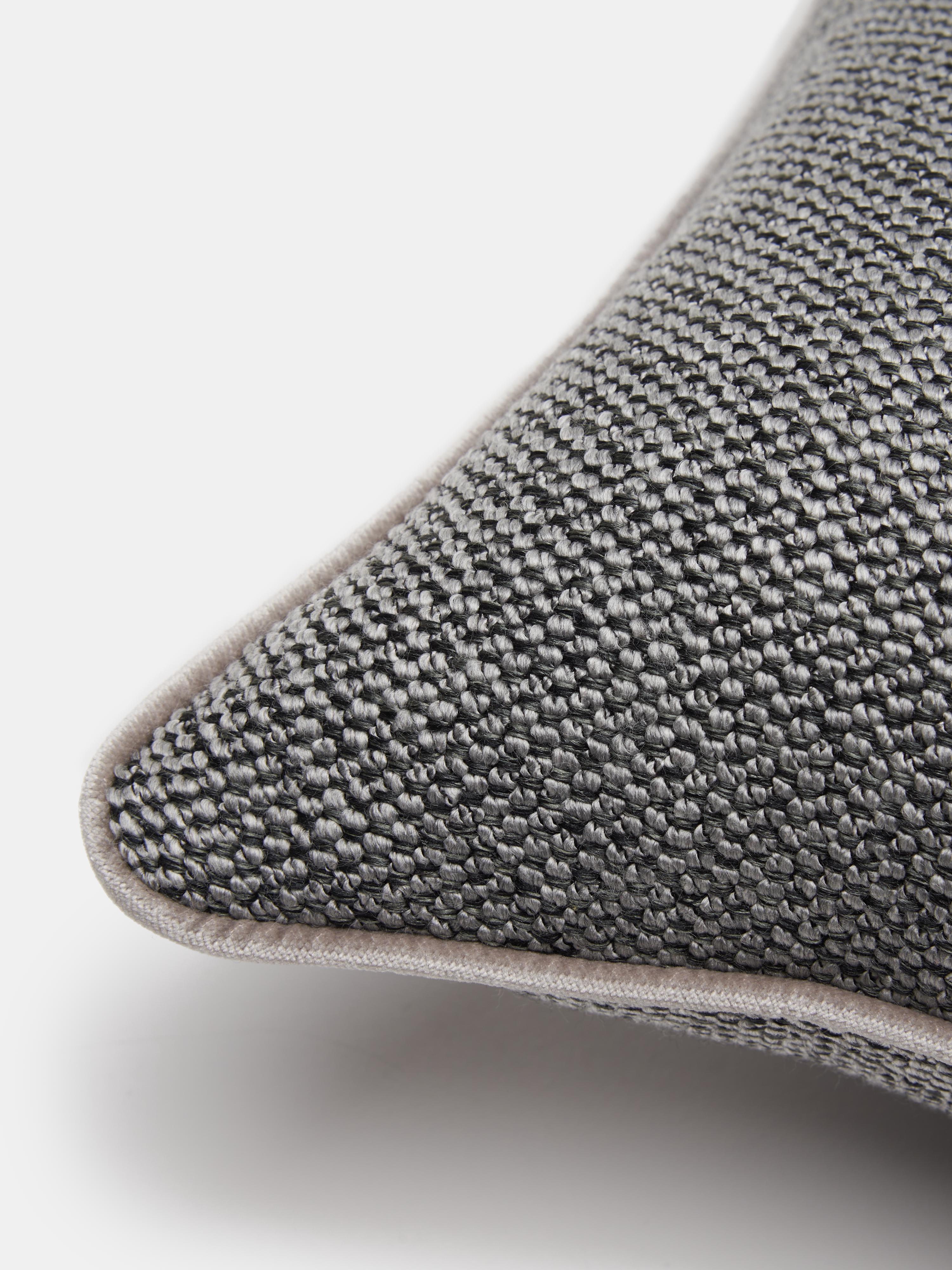 Cuscino quadrato con profili della collezione SERENO di Villa Como, realizzato a mano a Como con pregiati tessuti italiani. La sua trama fitta e strutturata mette in risalto la qualità dell'imbottitura, mentre i bordi tono su tono aggiungono un