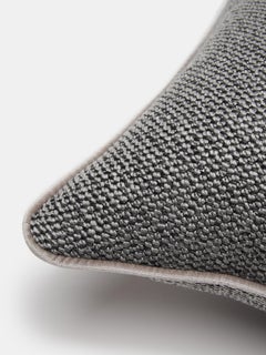 Quadratisches SERENO-Kissen mit grauer Paspel