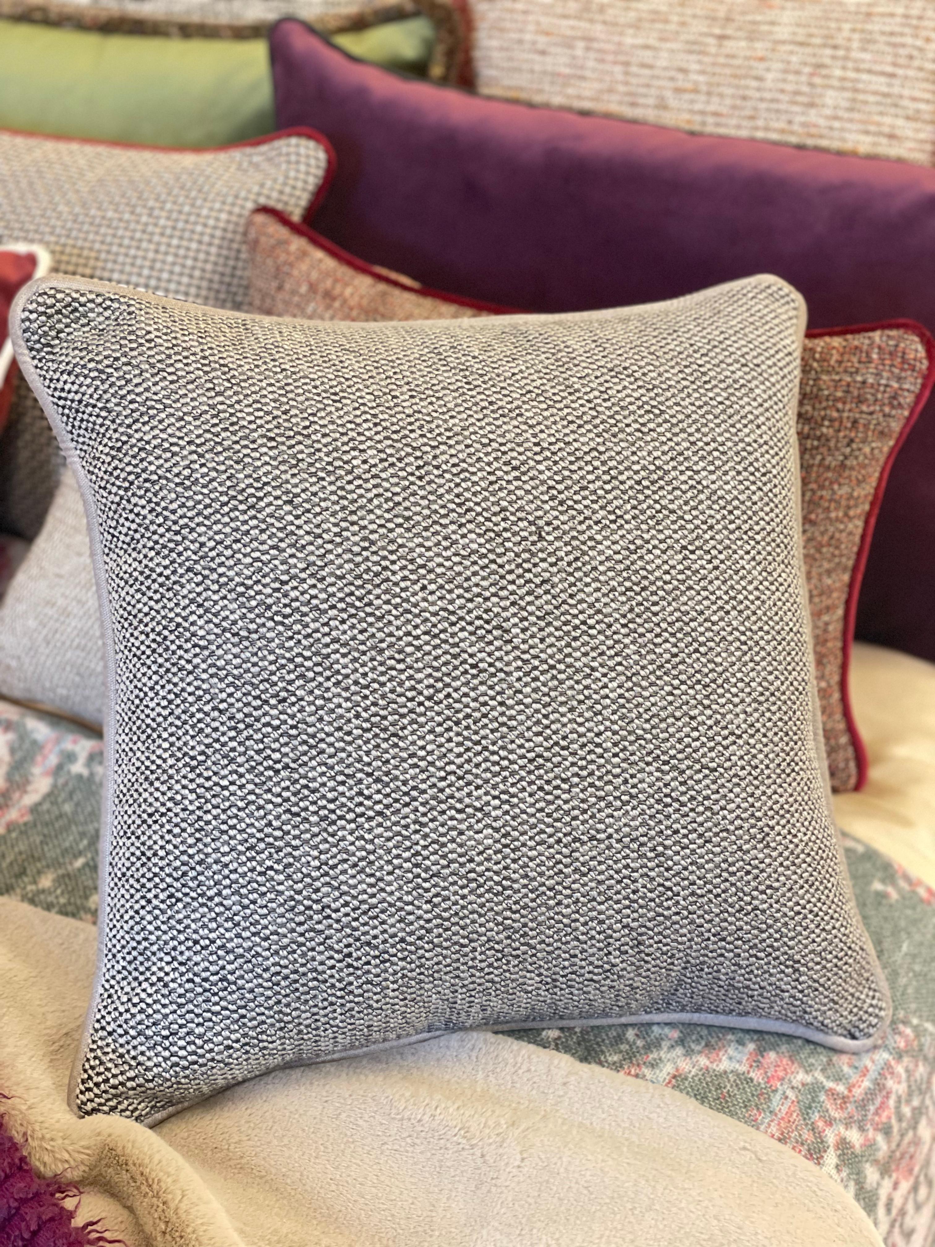 Italiano Cuscino quadrato SERENO con bordino grigio in vendita