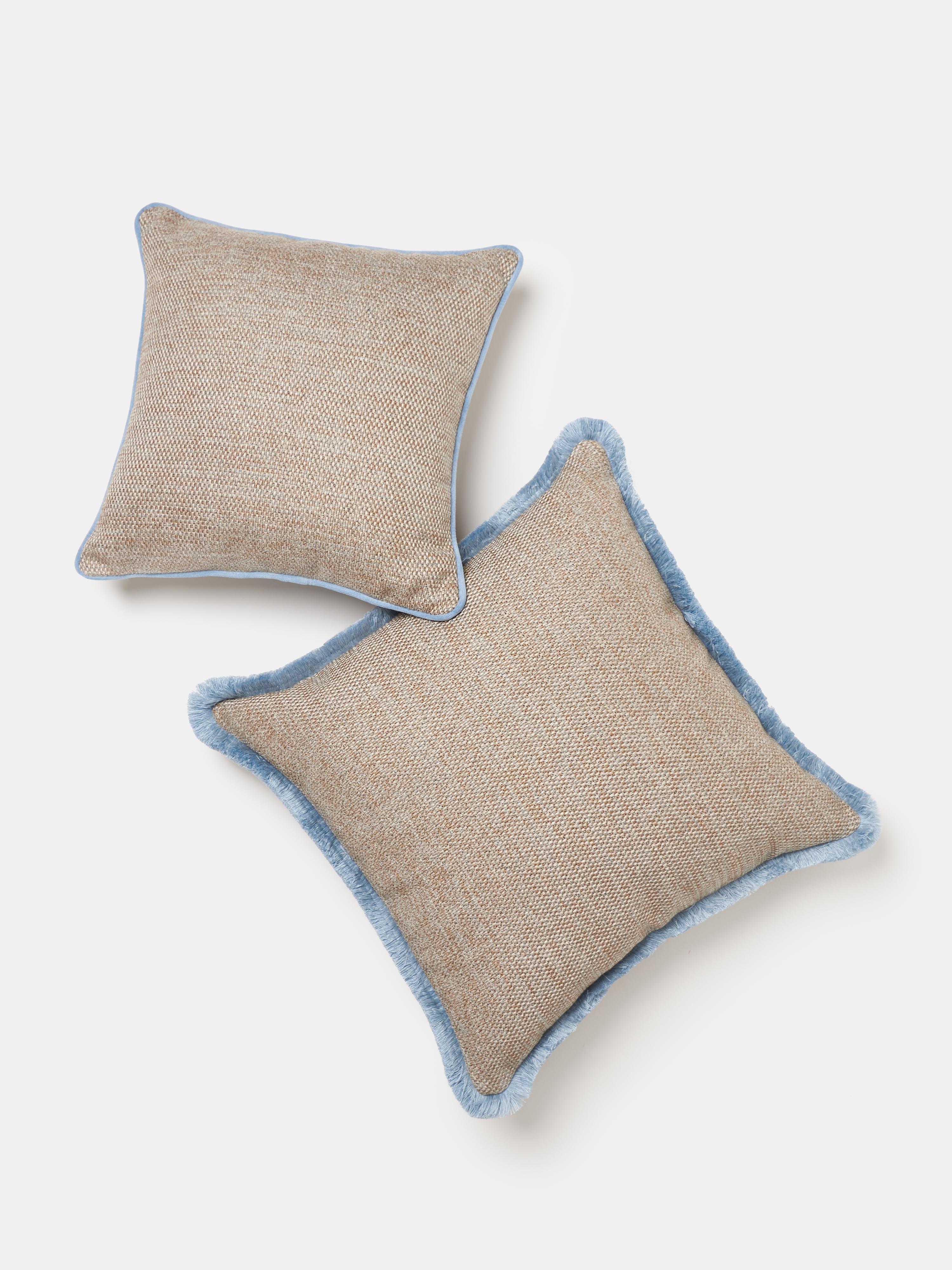 Italiano Cuscino quadrato SERENO con bordino azzurro in vendita