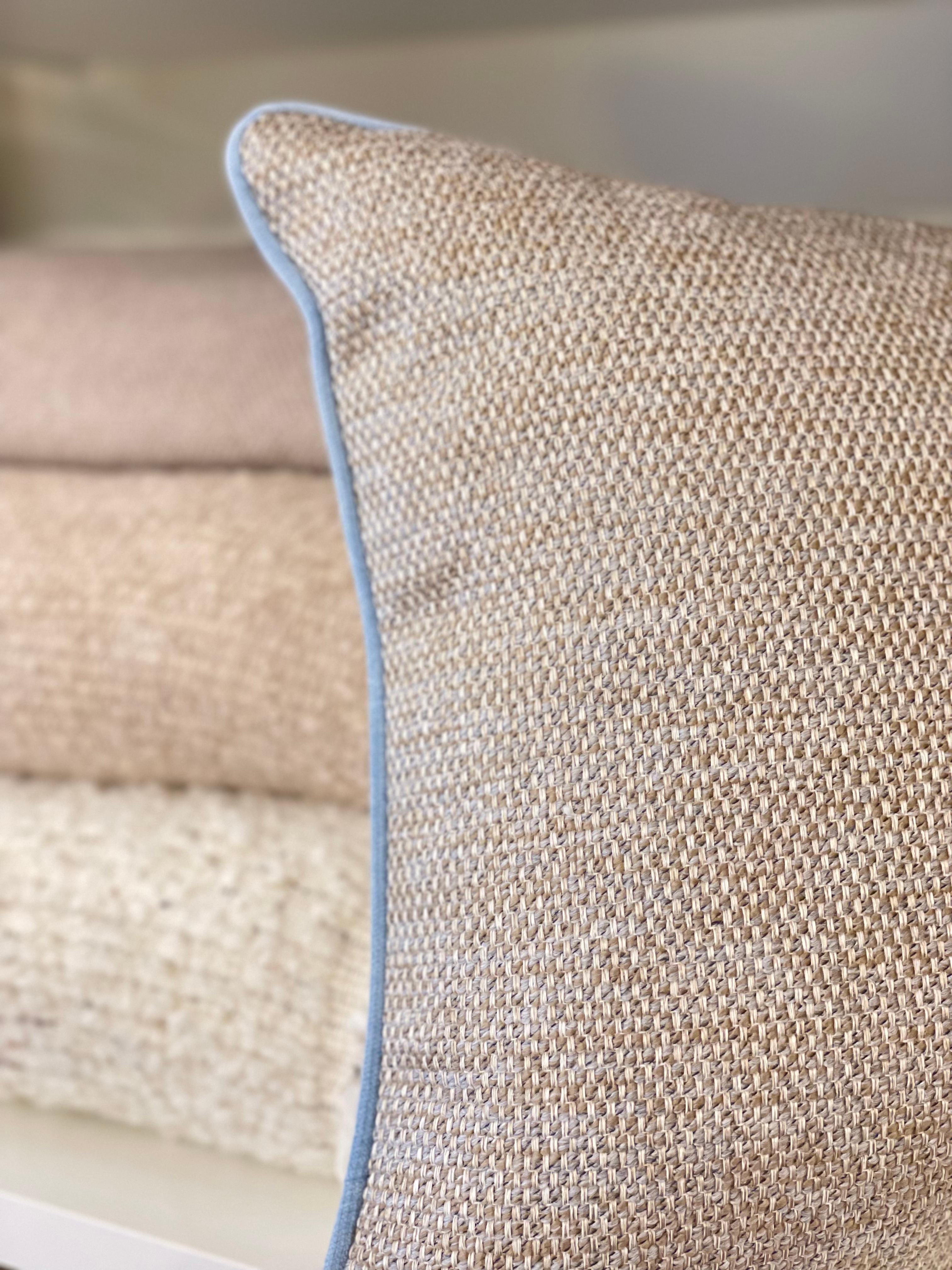 Cuscino quadrato SERENO con bordino azzurro In condizioni Nuovo in vendita a Cernobbio, IT