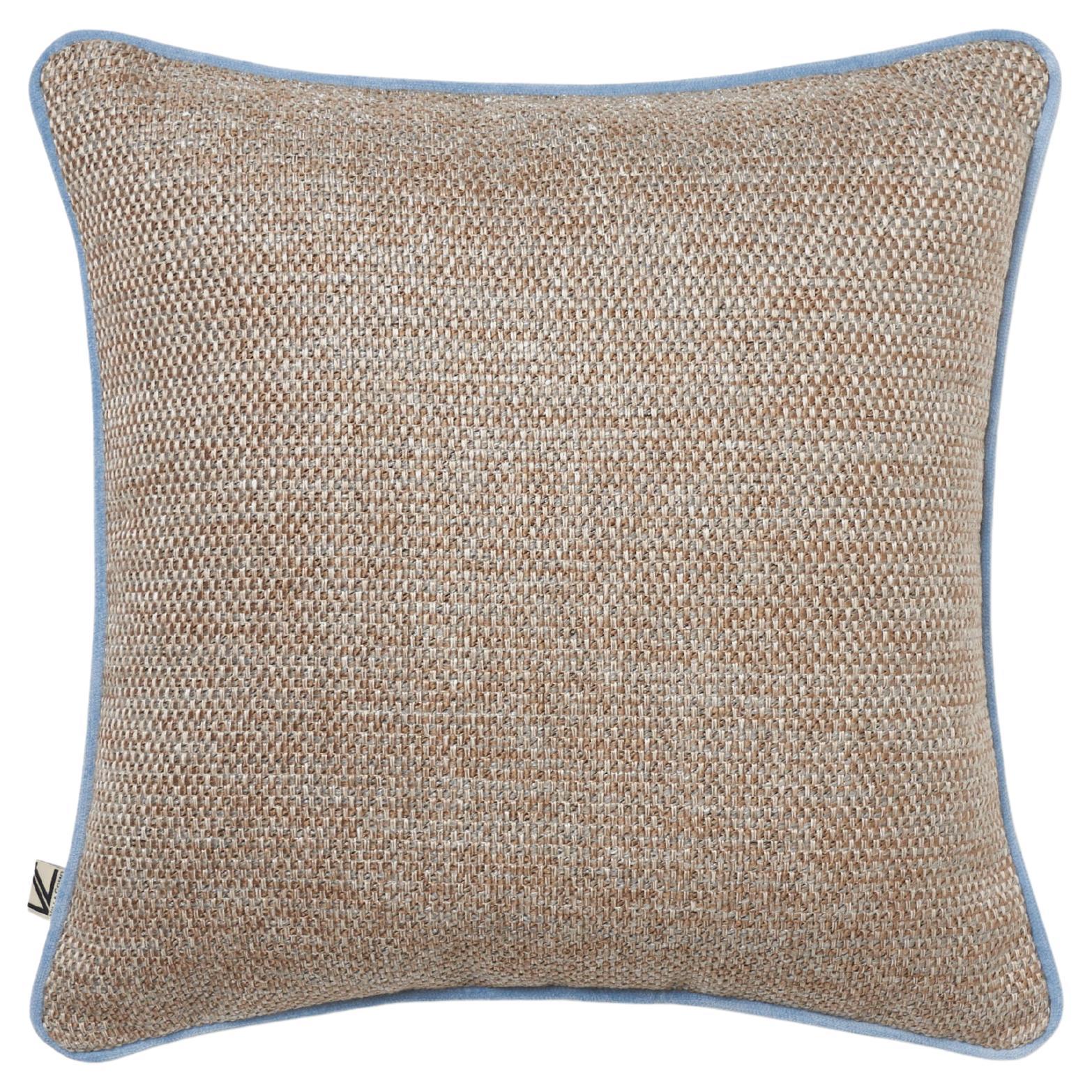 Cuscino quadrato SERENO con bordino azzurro in vendita